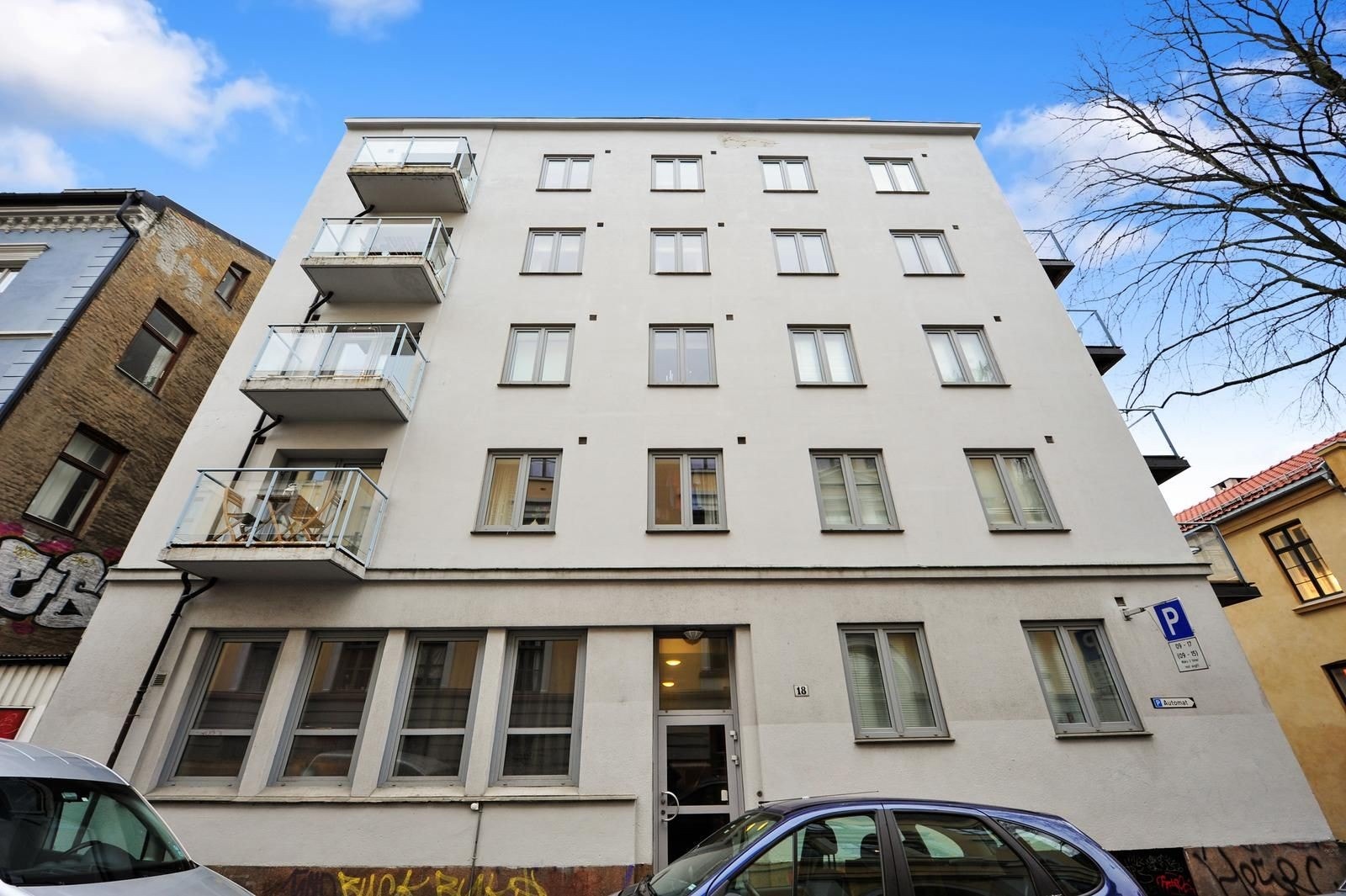 Fasade. Sentralt beliggende ved Pilestredet. Leiligheten ligger i 6. etasje, det er heis i bygget. Galleribilde