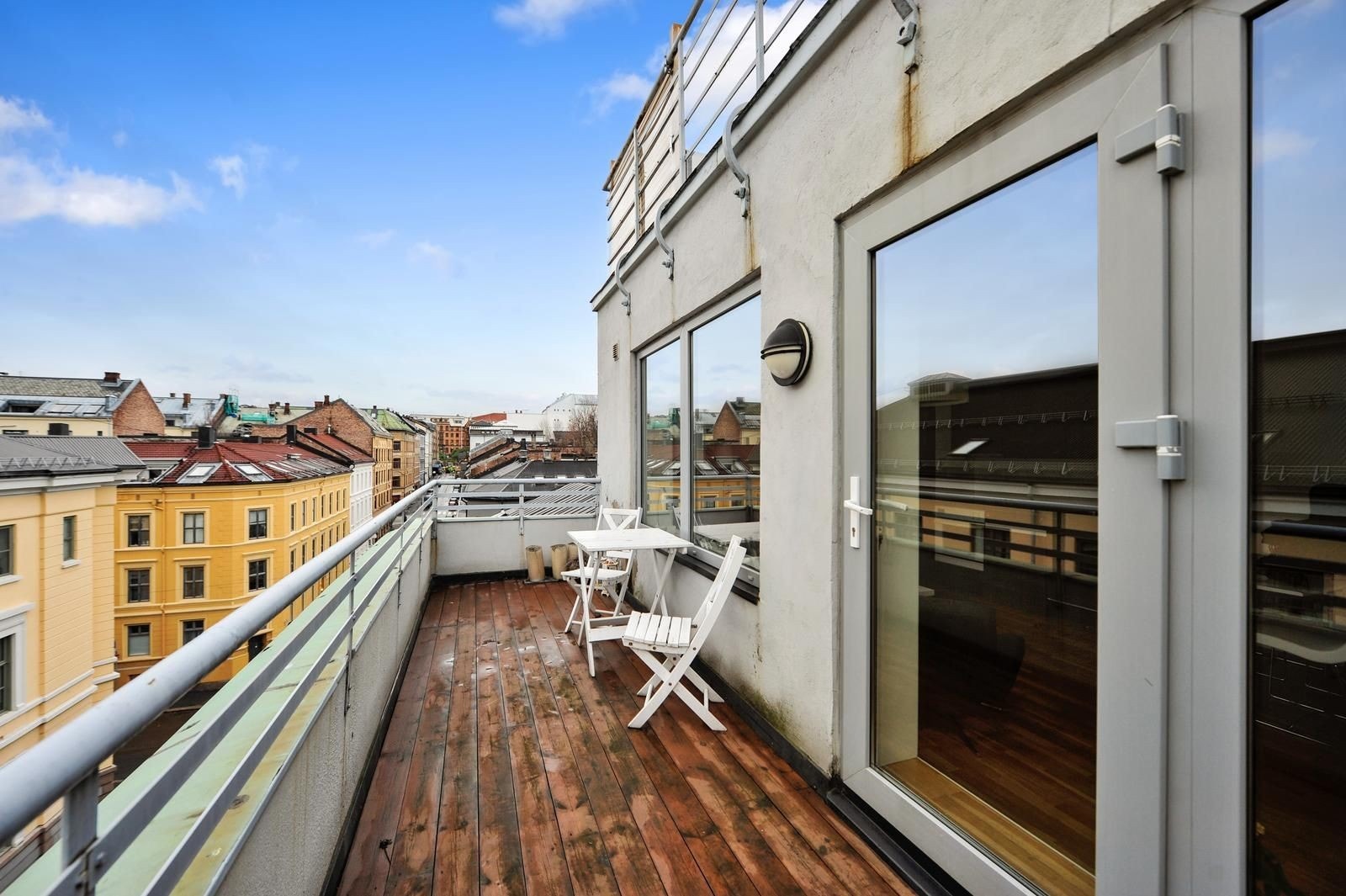 Solrik og vestvendt terrasse med utemøbler. Galleribilde