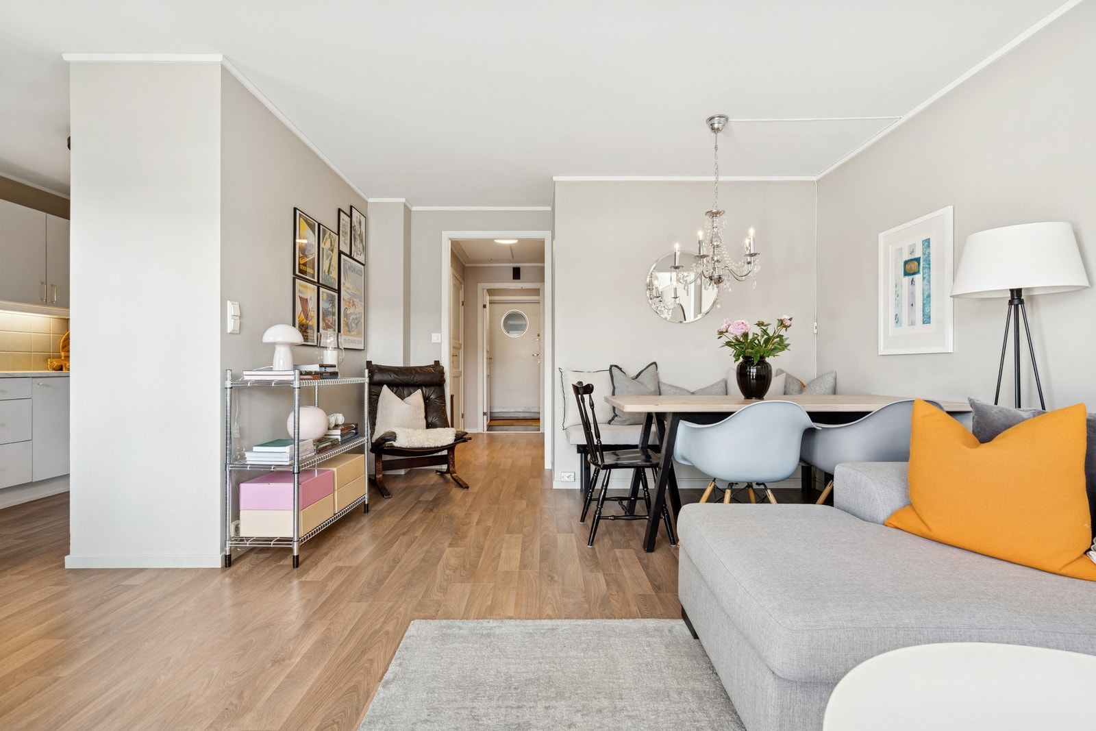 God planløsning gir plass til både sofa- og spisegruppe, med naturlige soner som enkelt møbleres etter behov. Galleribilde