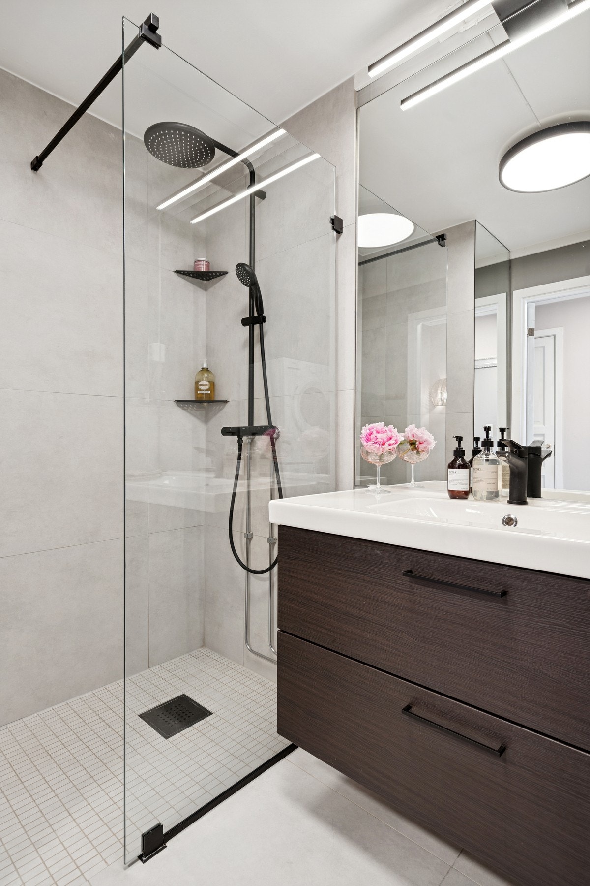 Badet fremstår moderne og innbydende, og ble pusset opp i 2019 av fagfolk. Galleribilde