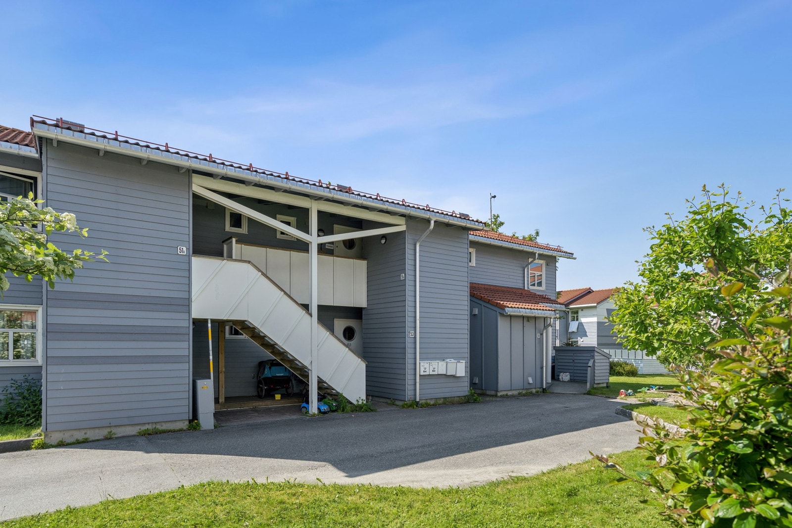 Lys og koselig 2-roms i 2. etasje - med gjennomgående planløsning og svært gode sol- og lysforhold. Attraktiv internbeliggenhet i borettslaget! Galleribilde