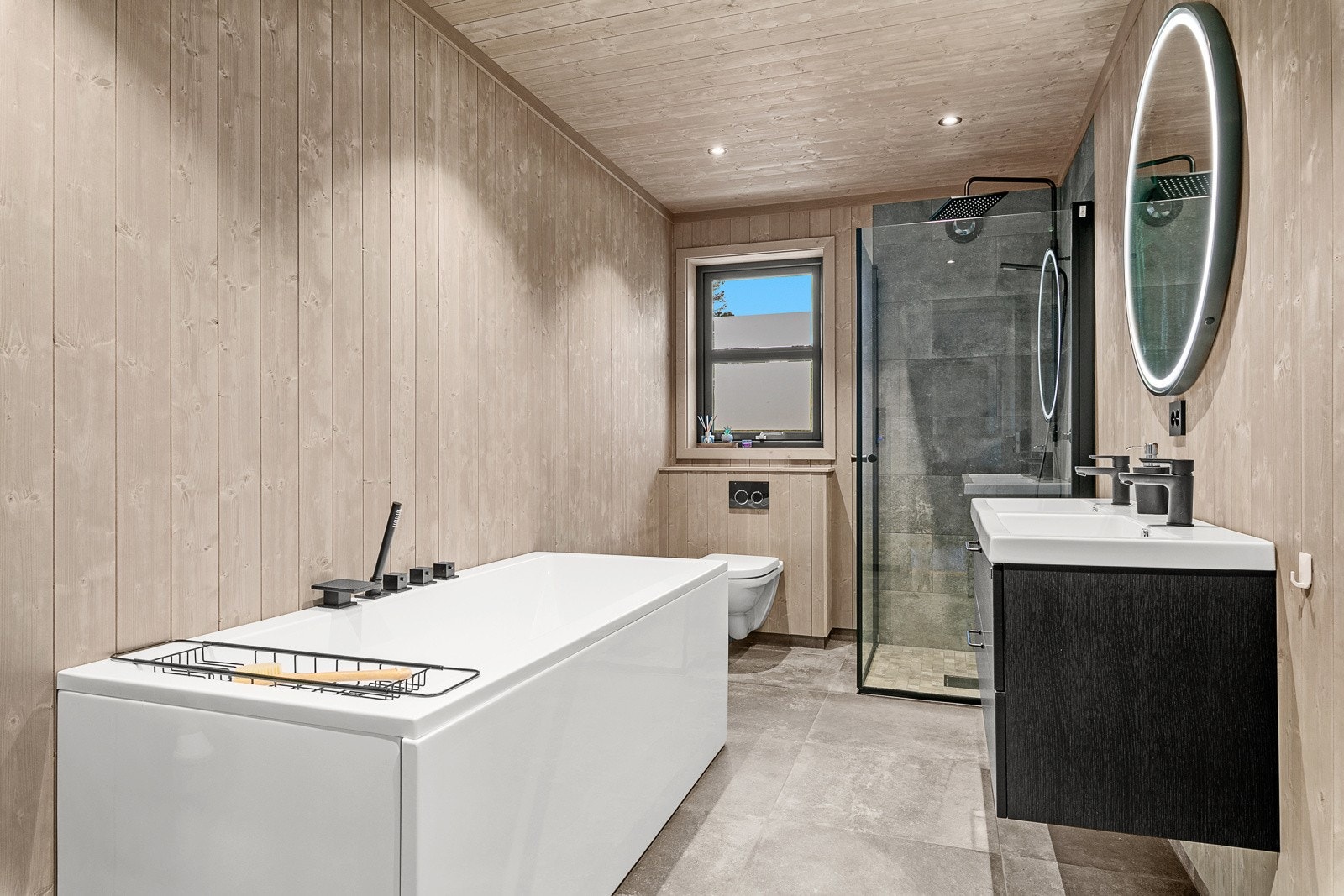 Det er to delikate bad beliggende i 1. etasje - ett av dem med både dusj og badekar Galleribilde