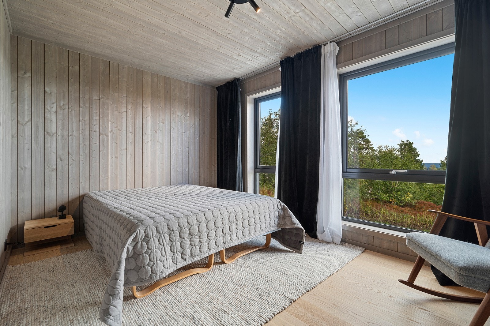 NB! Bilder av soverommene, gang og 2. etasje er fra en annen tilsvarende hytte Galleribilde