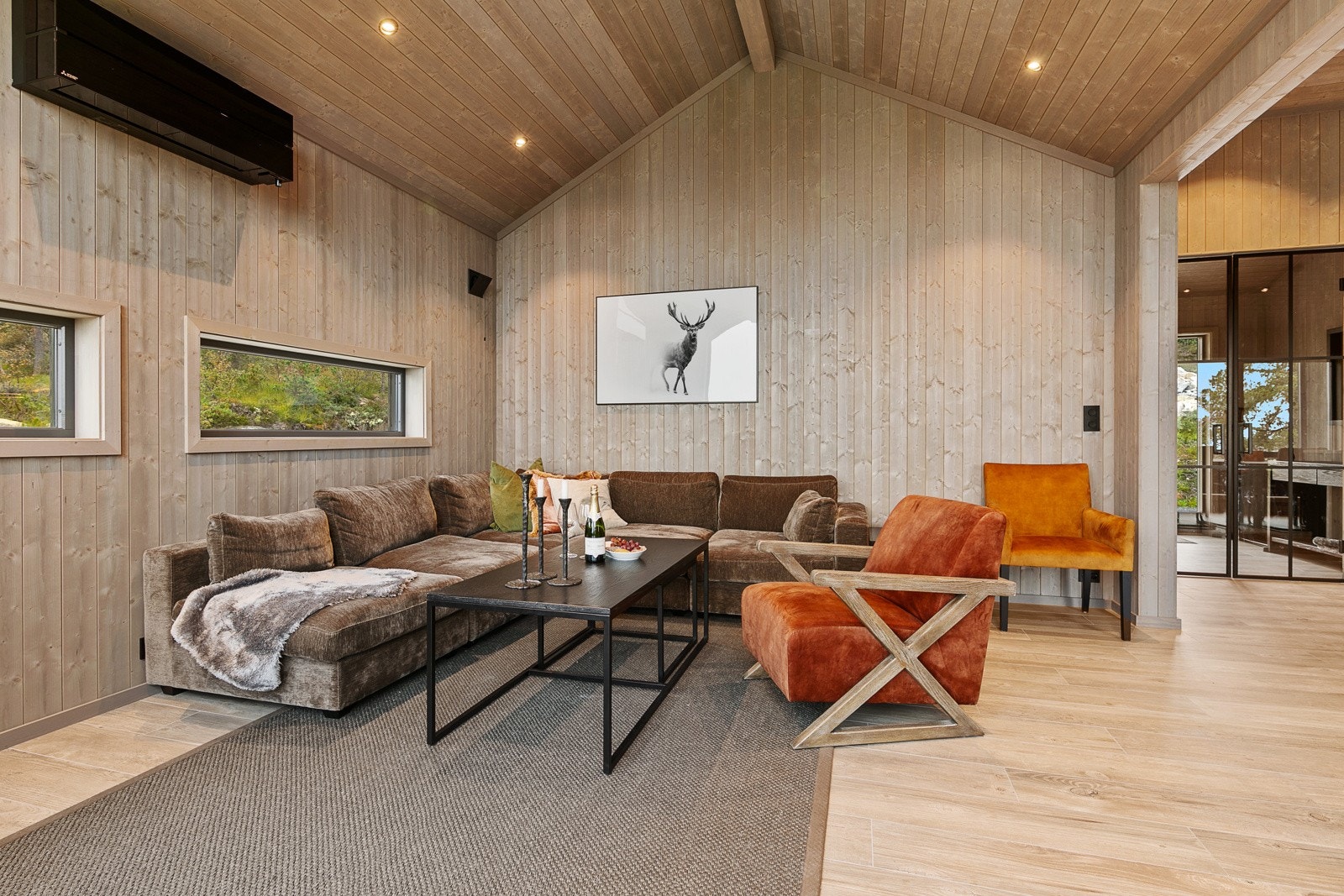 Fin stue med god plass til sittegruppe Galleribilde