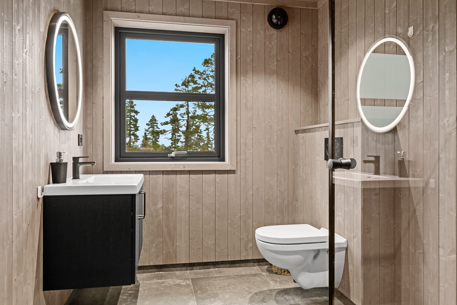 Bad med dusj, toalett og servant Galleribilde