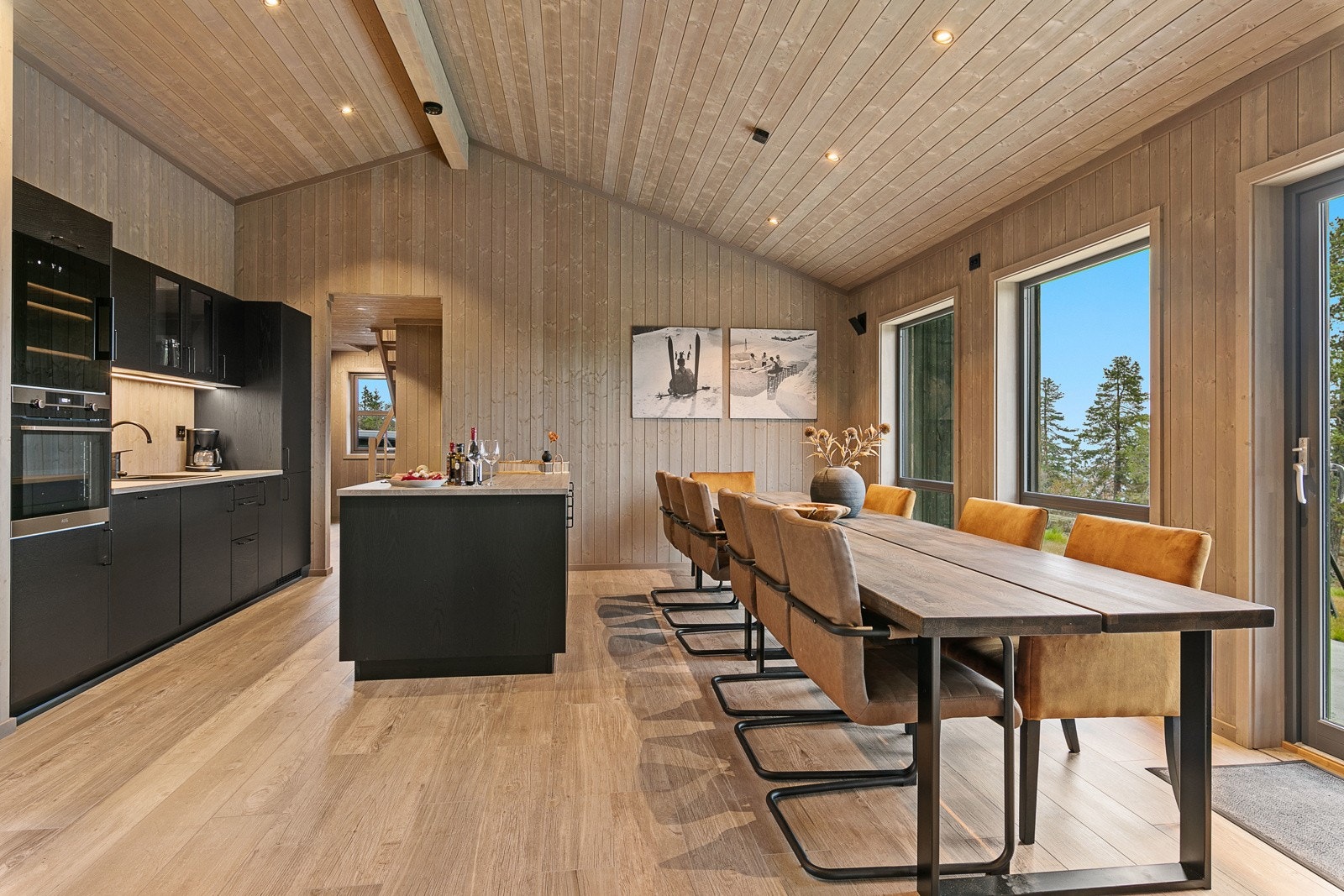 Hytta leveres med kvalitetskjøkken fra Woodart med hvitevarepakke fra Simens Galleribilde