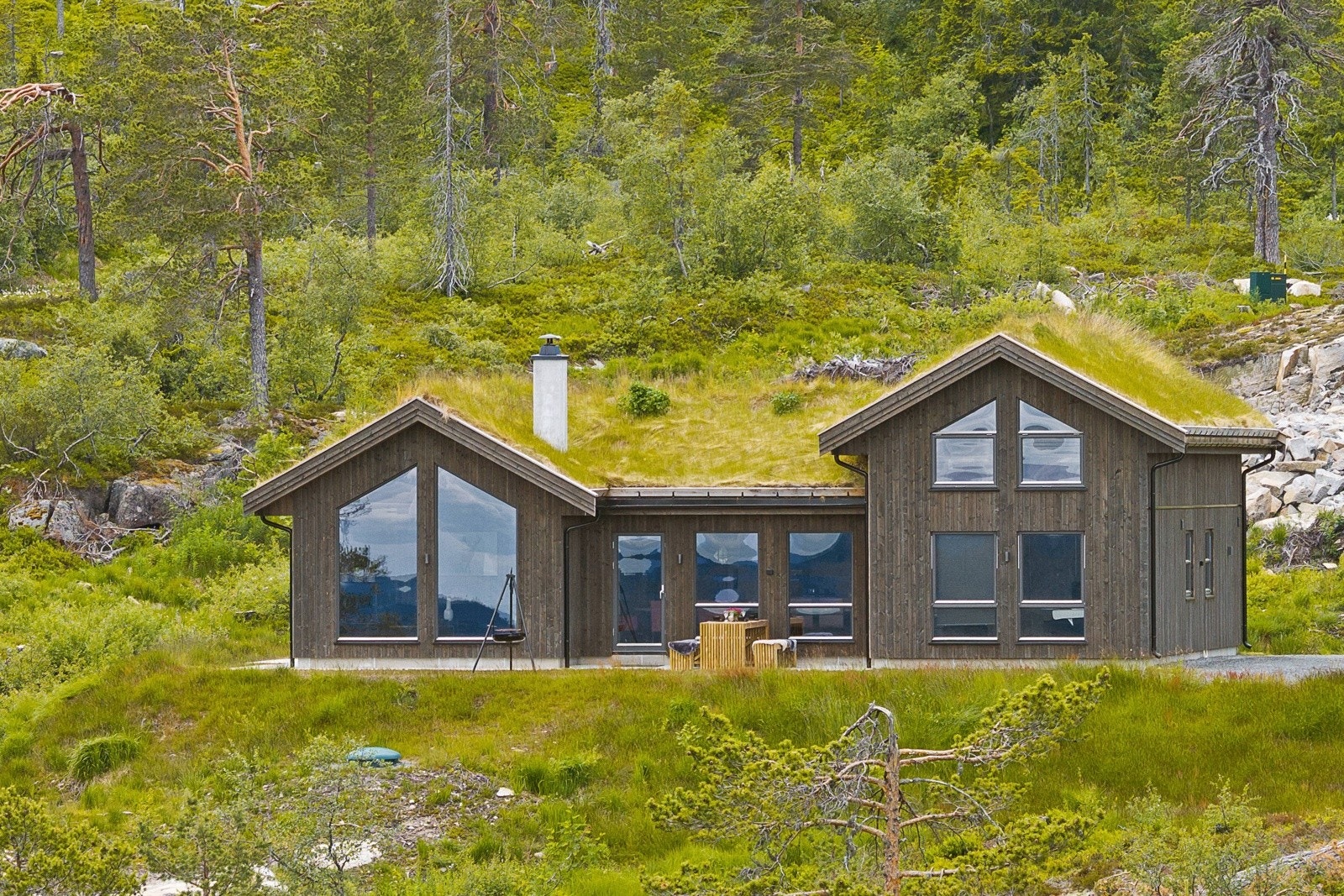Hytta ligger høyt opp og har fine turmuligheter på sommer og kort vei til langrennsløype og skianlegg på vinterstid Galleribilde
