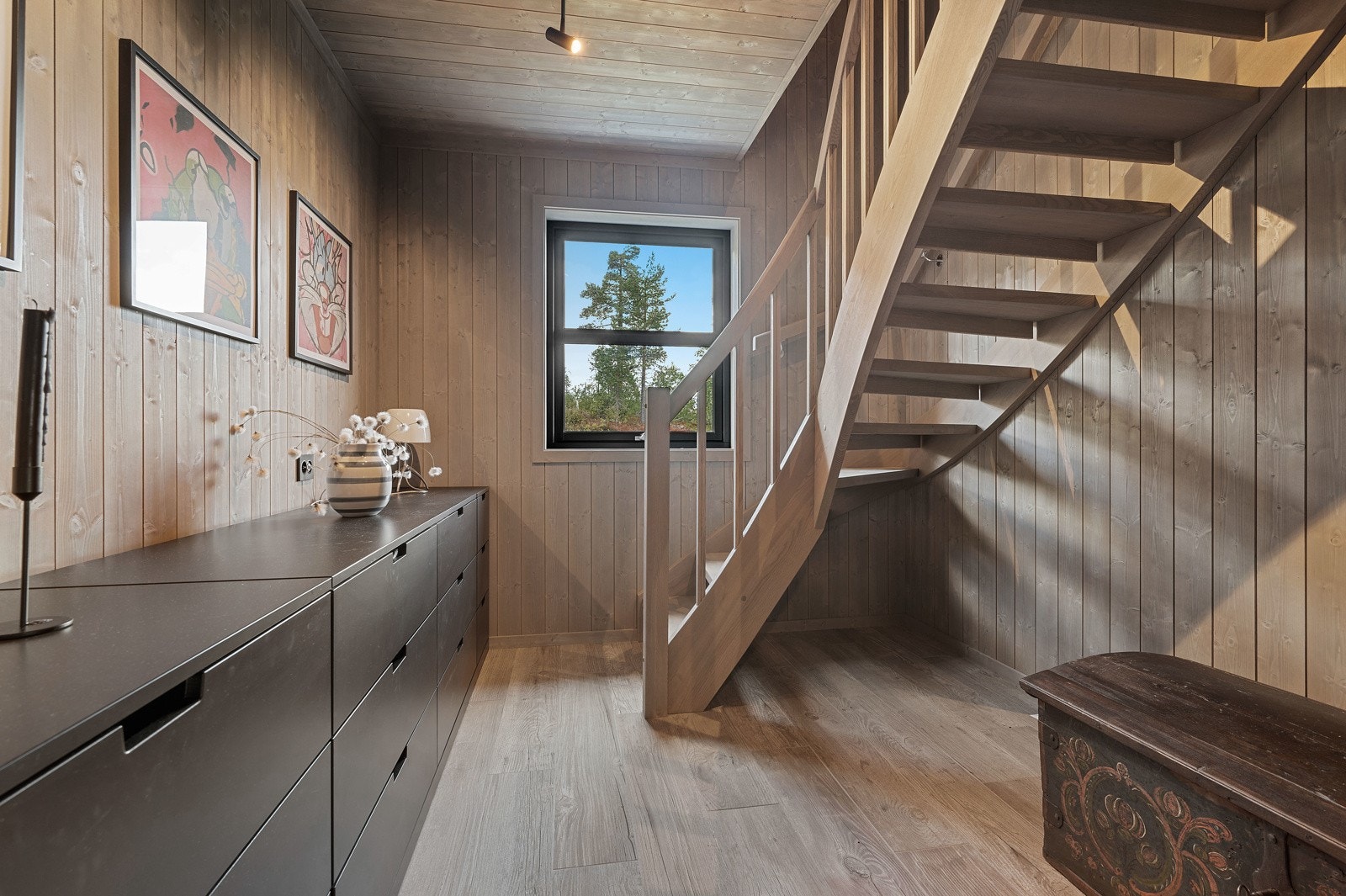 Solid trapp opp til 2. etasje Galleribilde