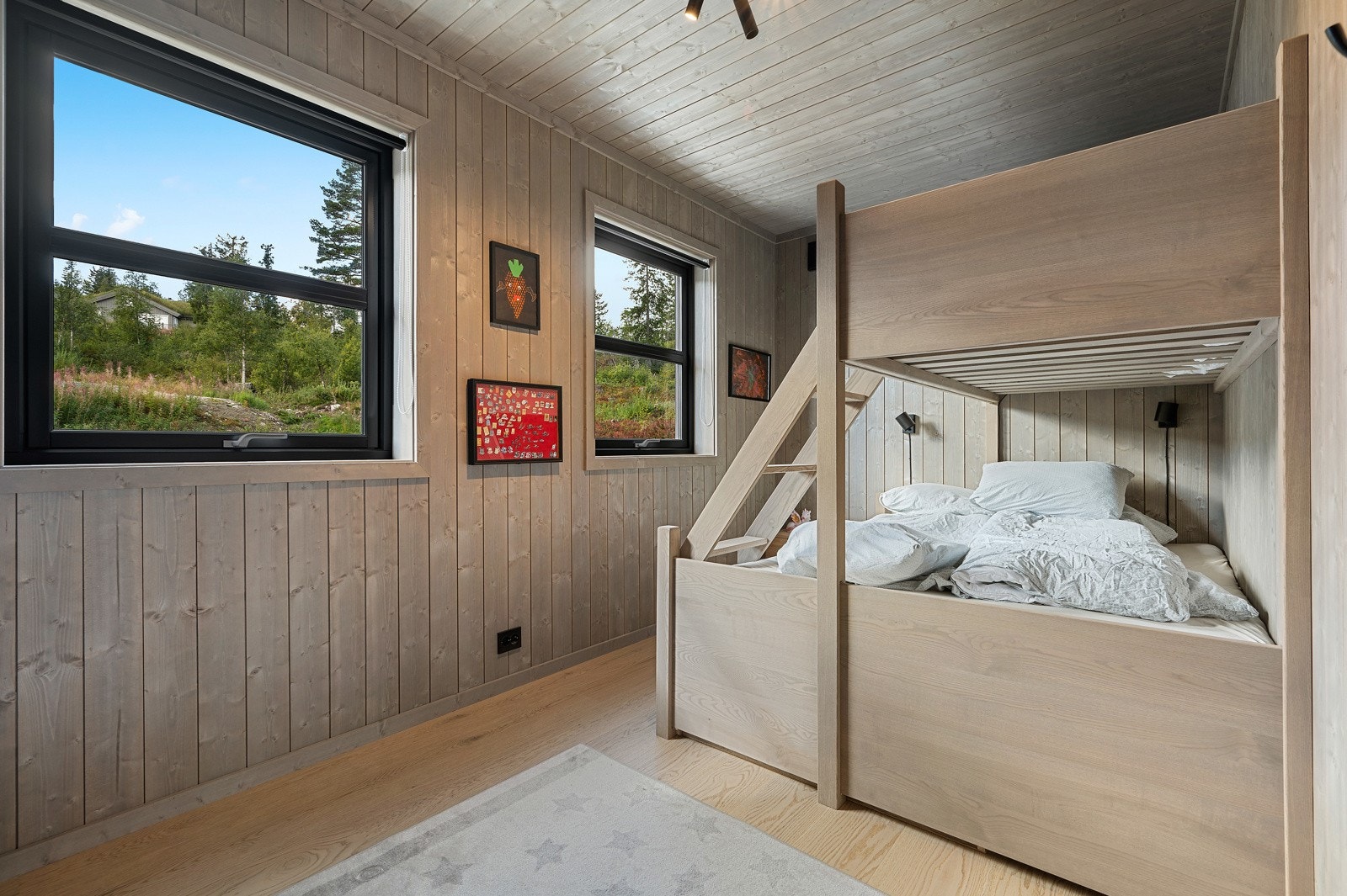 Det er to soverom i 1. etasje Galleribilde