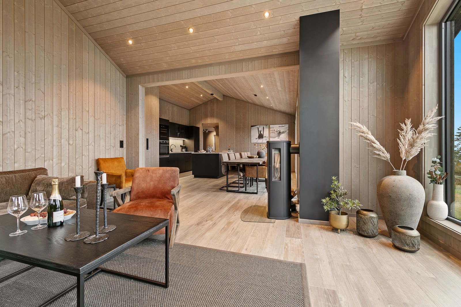 Det er åpen løsning mellom stua og kjøkkenet slik at rommet oppleves sosialt Galleribilde