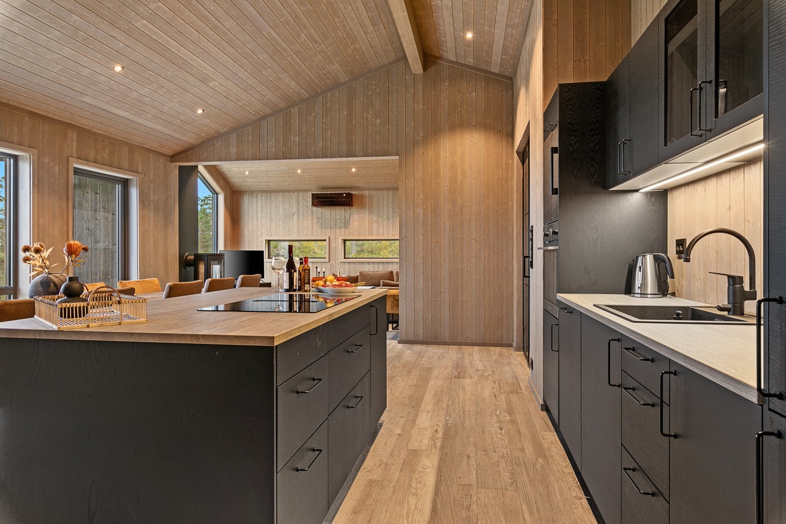 Delikat kjøkken med innredning i sort Galleribilde