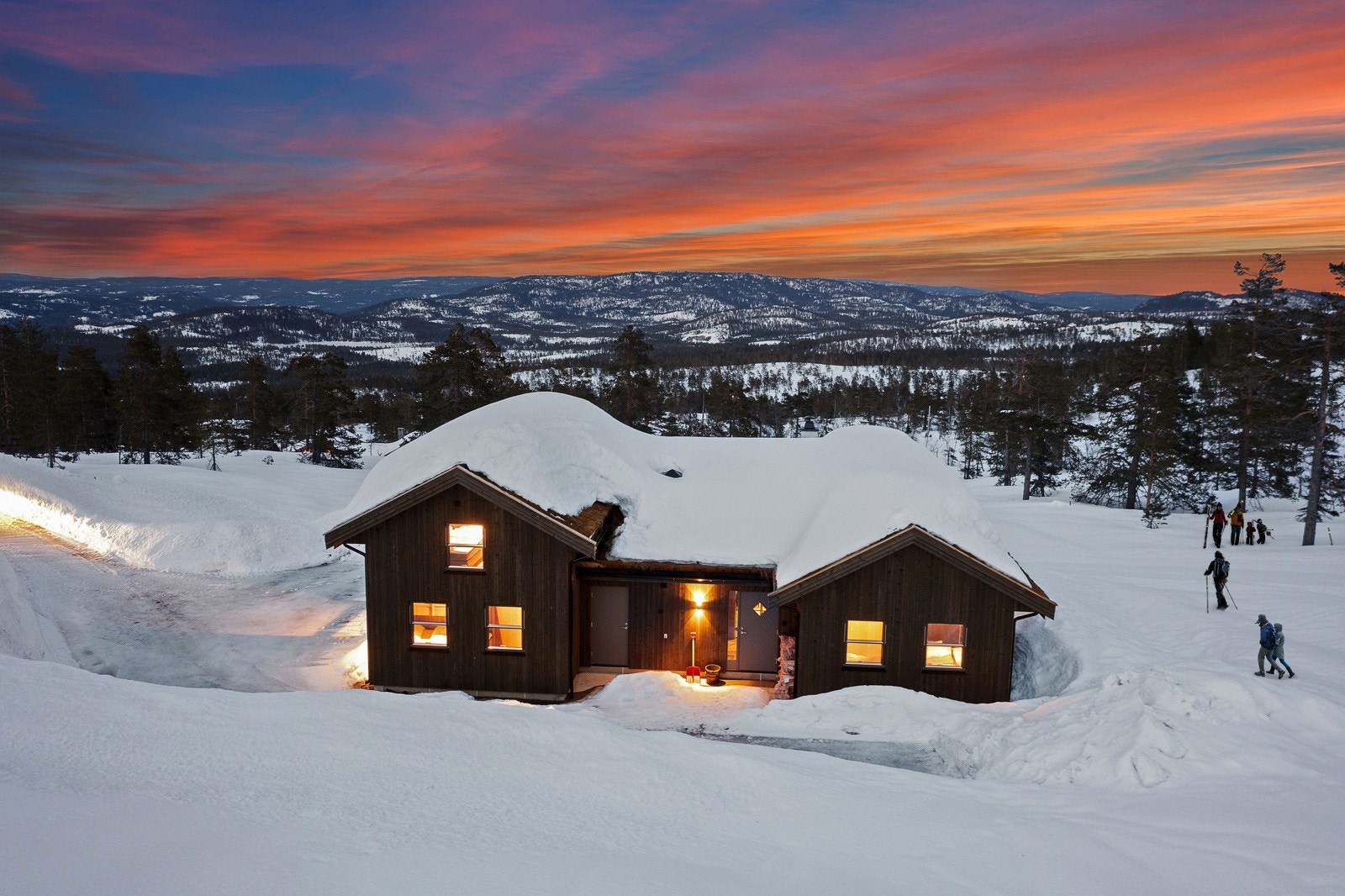 Her kan du spenne på deg skiene på utsiden av hytta - skisporet ligger på nedsiden av hytta Galleribilde