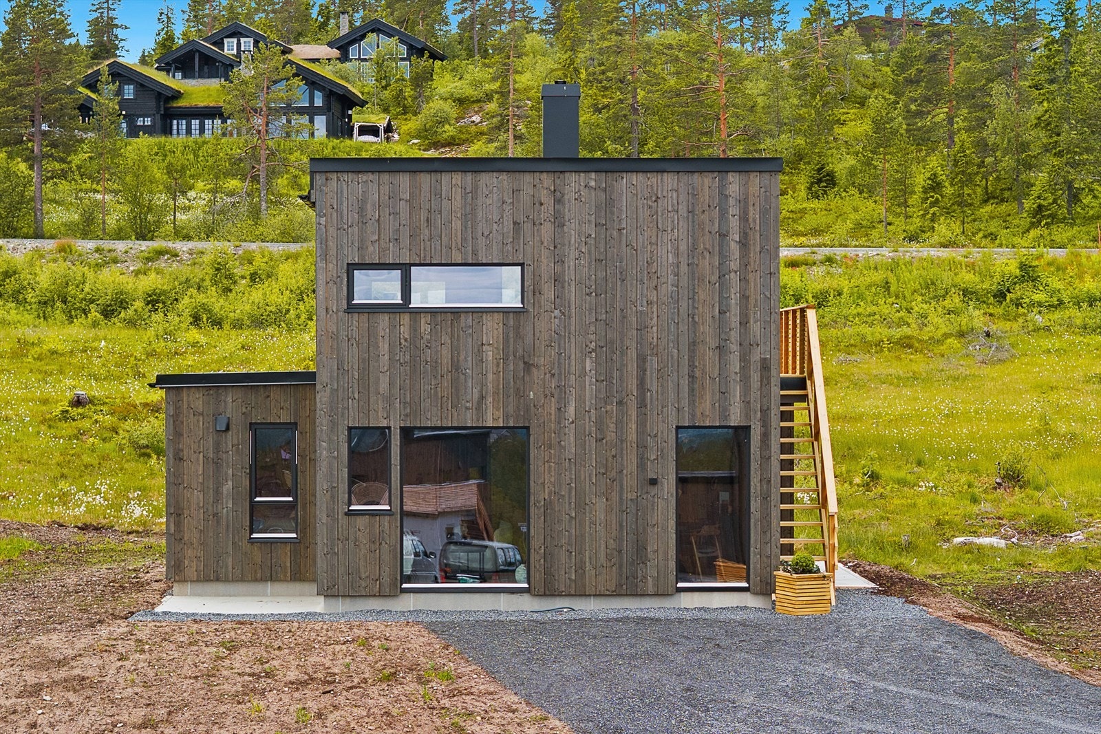 Moderne fasader som skapet er godt inntrykk av hytta. Bilde fra en ferdigstilt hytte i prosjektet. Galleribilde