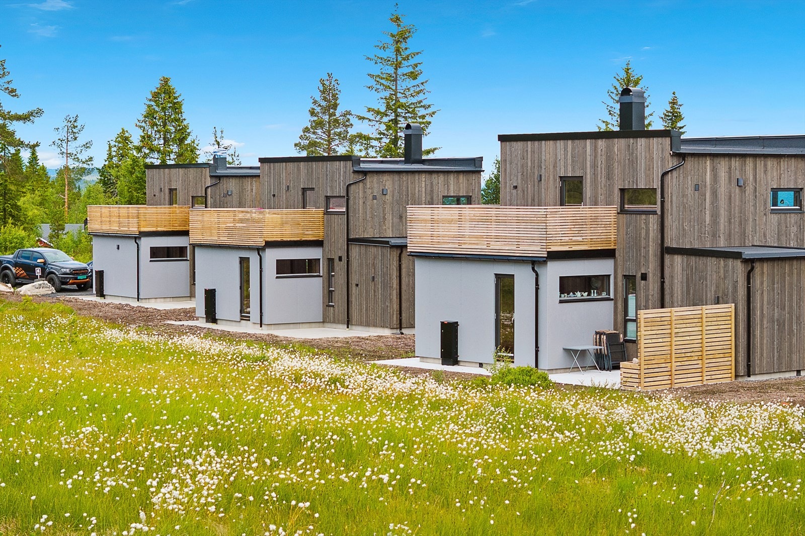 Moderne fasader, hyttene her kan nytes hele året. Bilde fra en ferdigstilt tun i prosjektet. Galleribilde