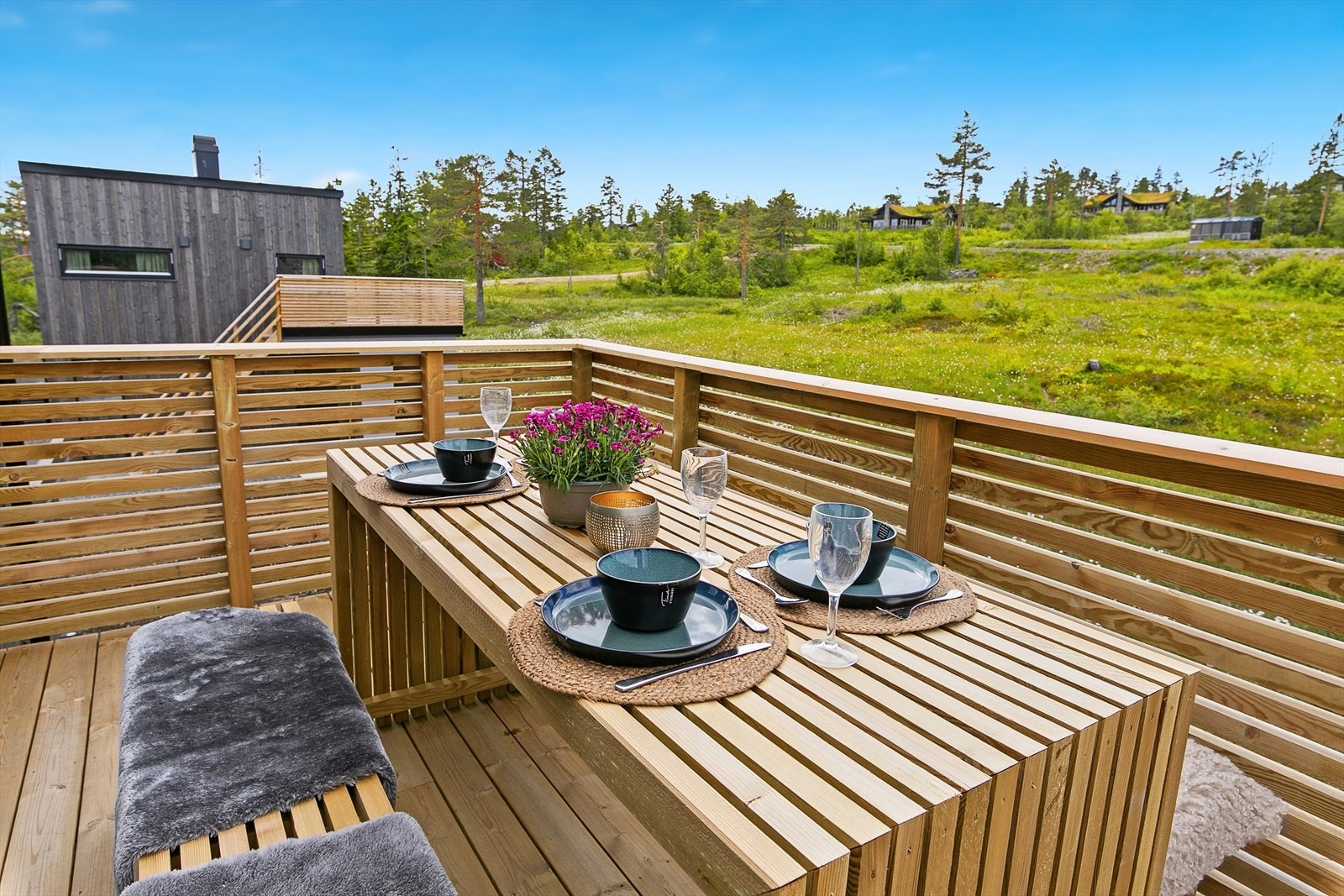 Her blir det gode møbleringsmuligheter. Eksempel på terrassealtan hentet fra en annen hytte, avvik kan forekomme. Galleribilde