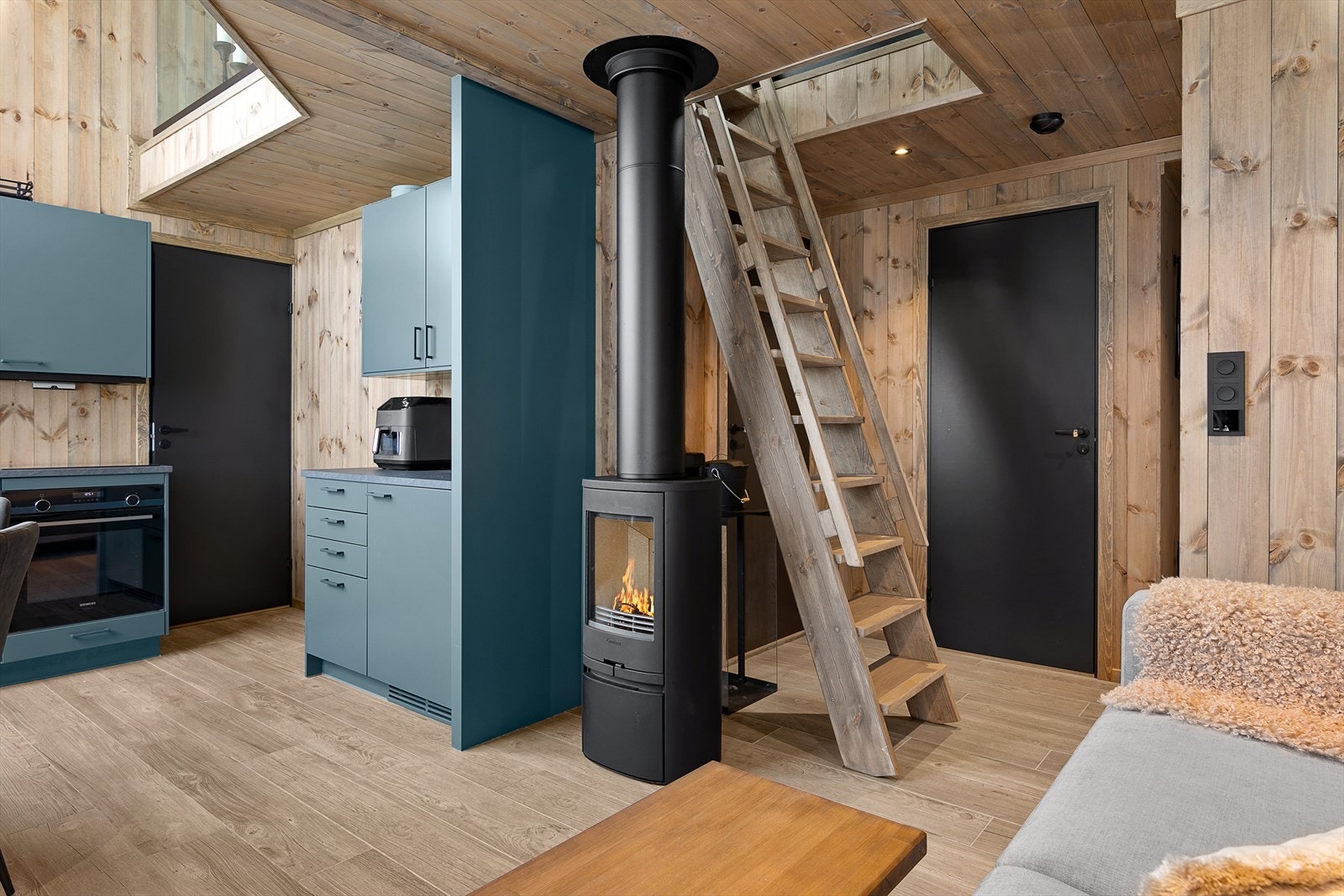 Eksempel på kjøkken/stue. Bilde fra en ferdigstilt bolig i prosjektet med en annen leveranse. Avvik vil forekomme. Galleribilde