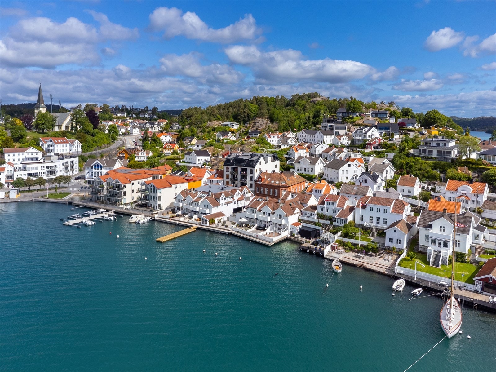 Eiendommen ligger nydelig til på vakre Biodden. Vestvendt med egen brygge Galleribilde