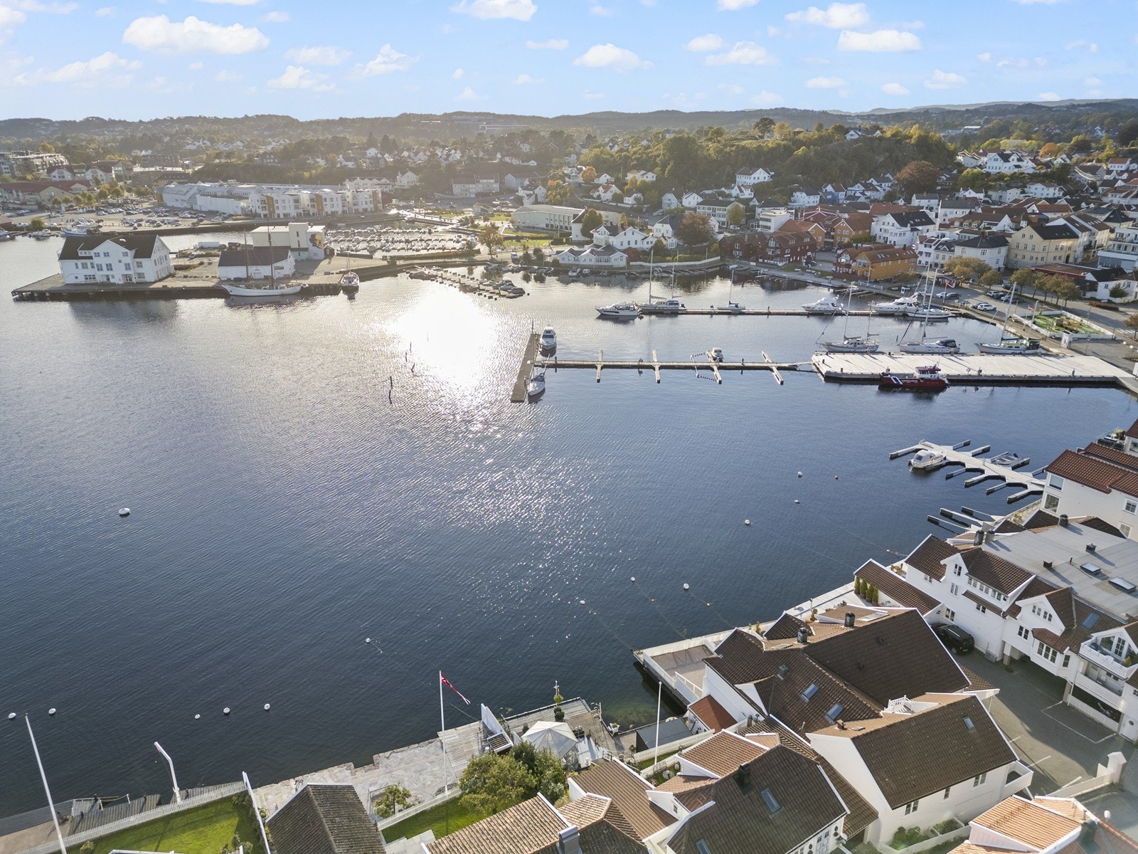 Dronefoto over havn og sentrum Galleribilde