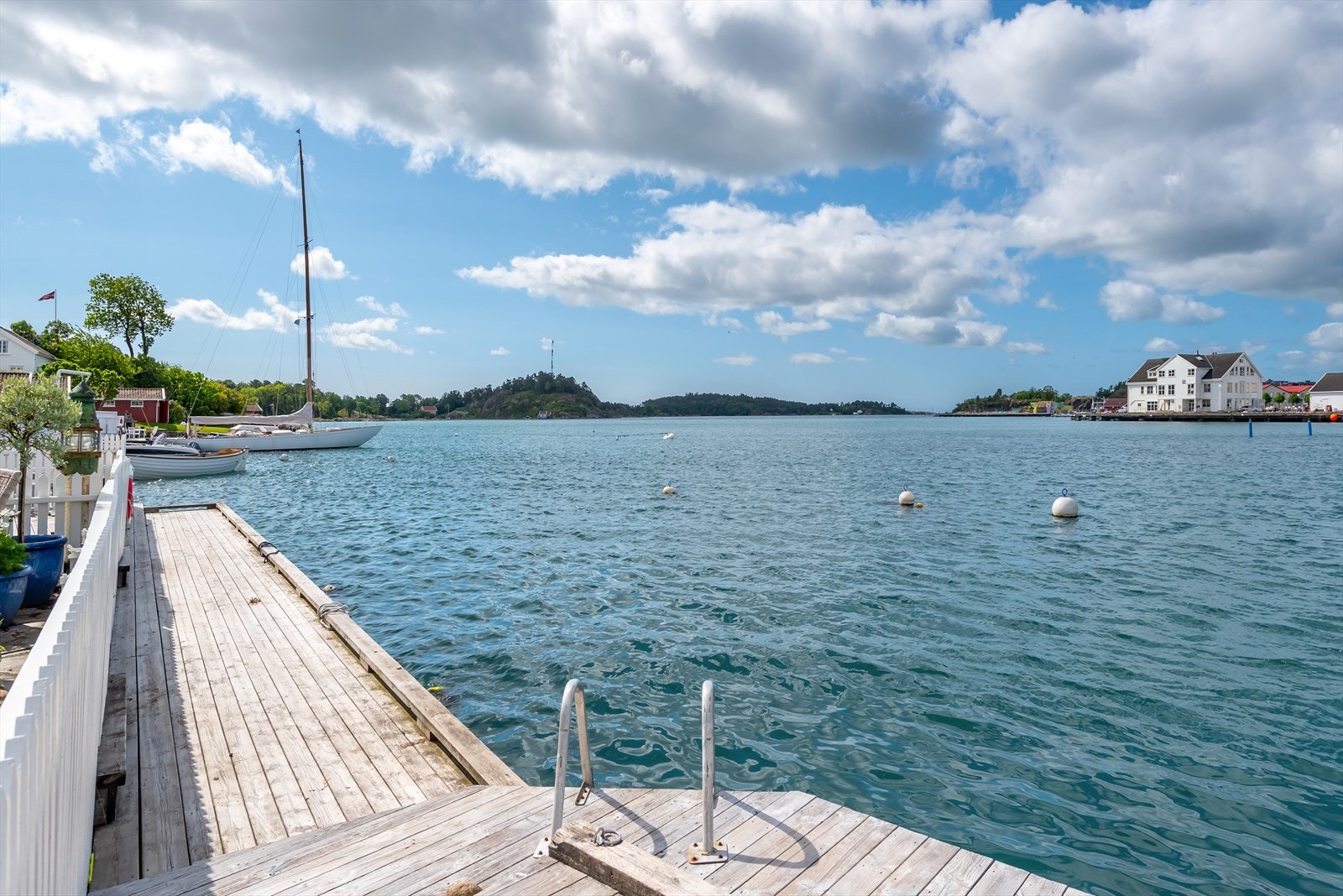 Bilde fra felles bryggeanlegg med badestige Galleribilde