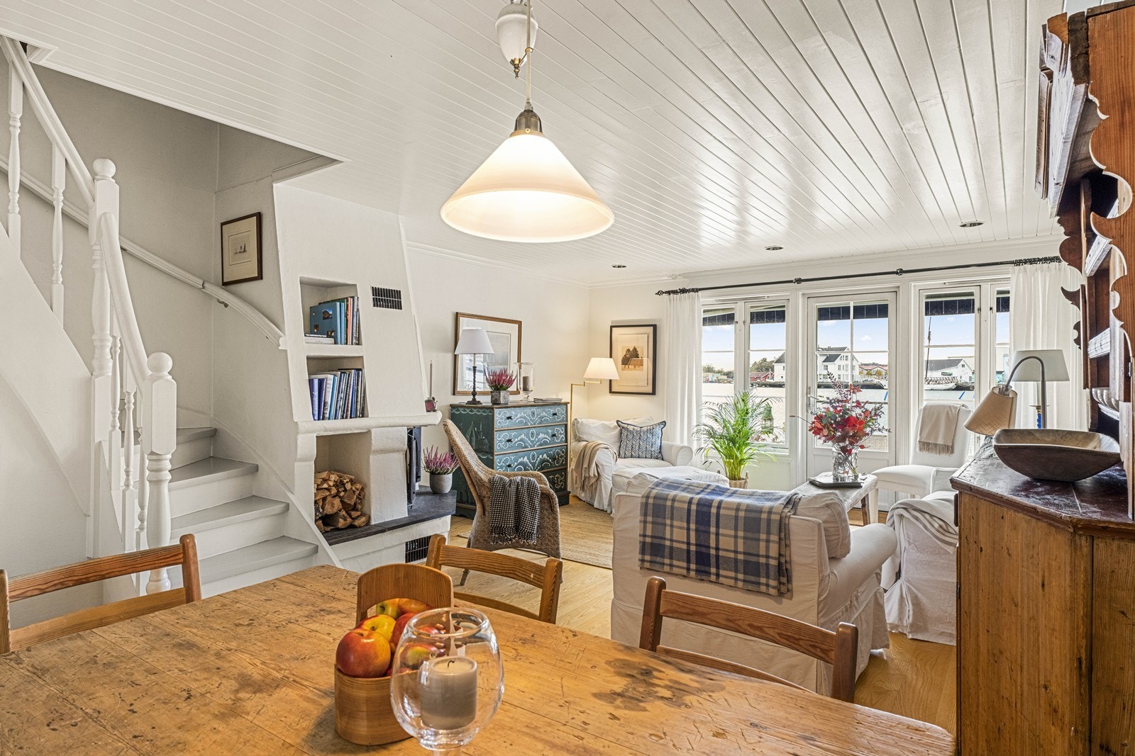 Stuen har også peis for lun varme og hygge Galleribilde