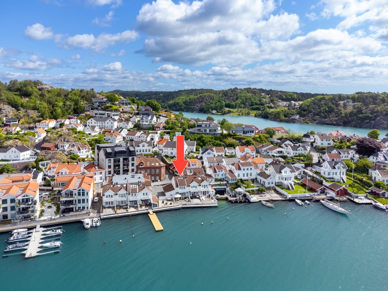 Oversiktsbilde tatt med drone som viser den sentrale og sjønære beliggenheten Galleribilde
