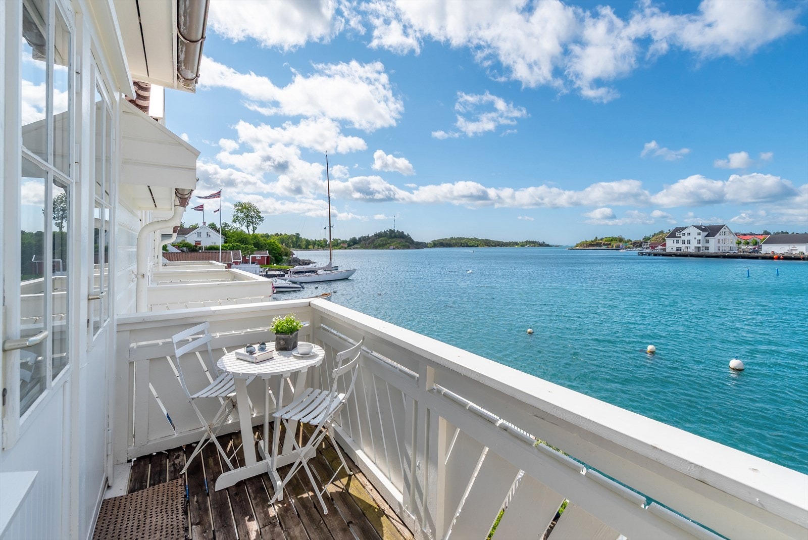 Nyt morgenkaffen på luftebalkongen Galleribilde