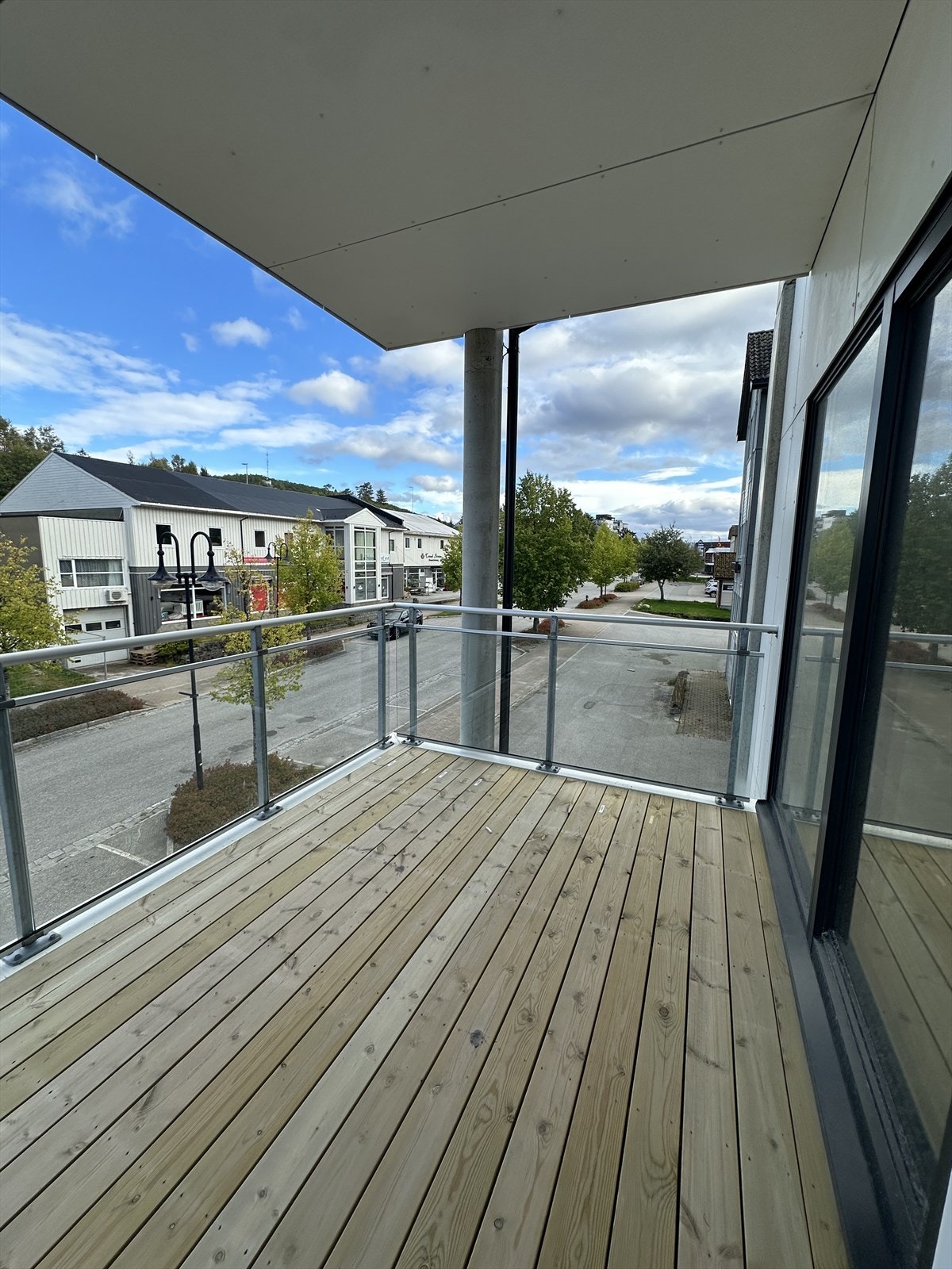 Utsikt fra terrasse mot hovedgaten på Kolvereid, den er også takoverbygd, noe som gir lengre brukstid Galleribilde
