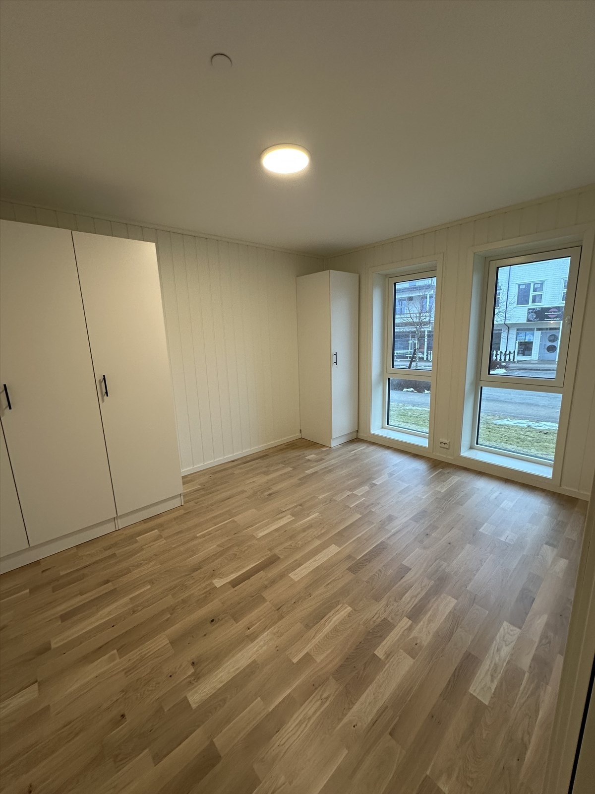 Soverom 1 som ligger ved stuen er på 12 kvm Galleribilde