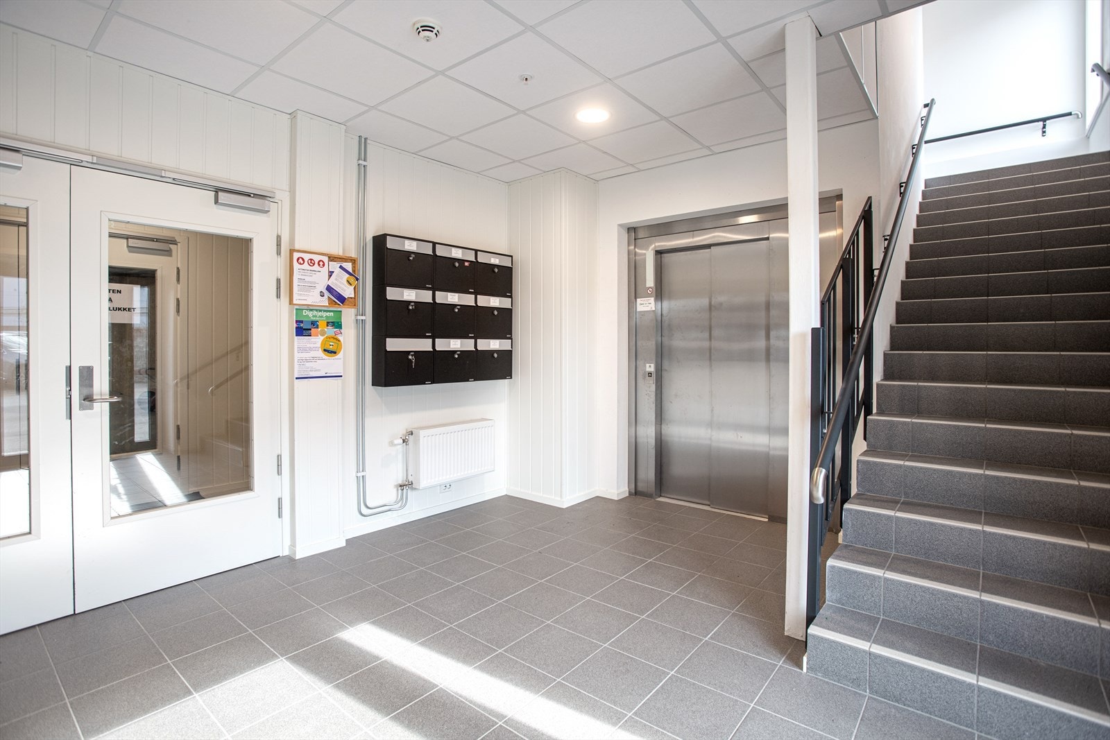 Fellesinngangen, hvor vi har postkasser og inngang til fellesrommet, parkeringskjeller, heis og trappegang Galleribilde