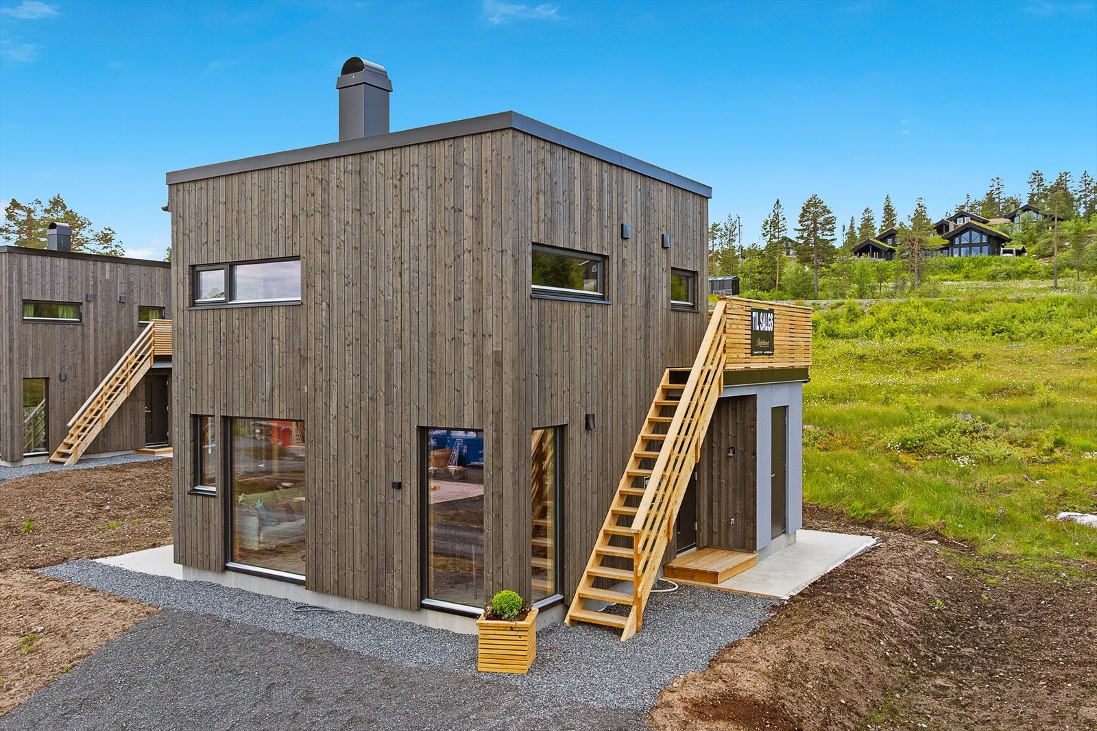 Inngang til utvendig bod under terrasse. Bilde fra en ferdigstilt hytte i prosjektet. Galleribilde