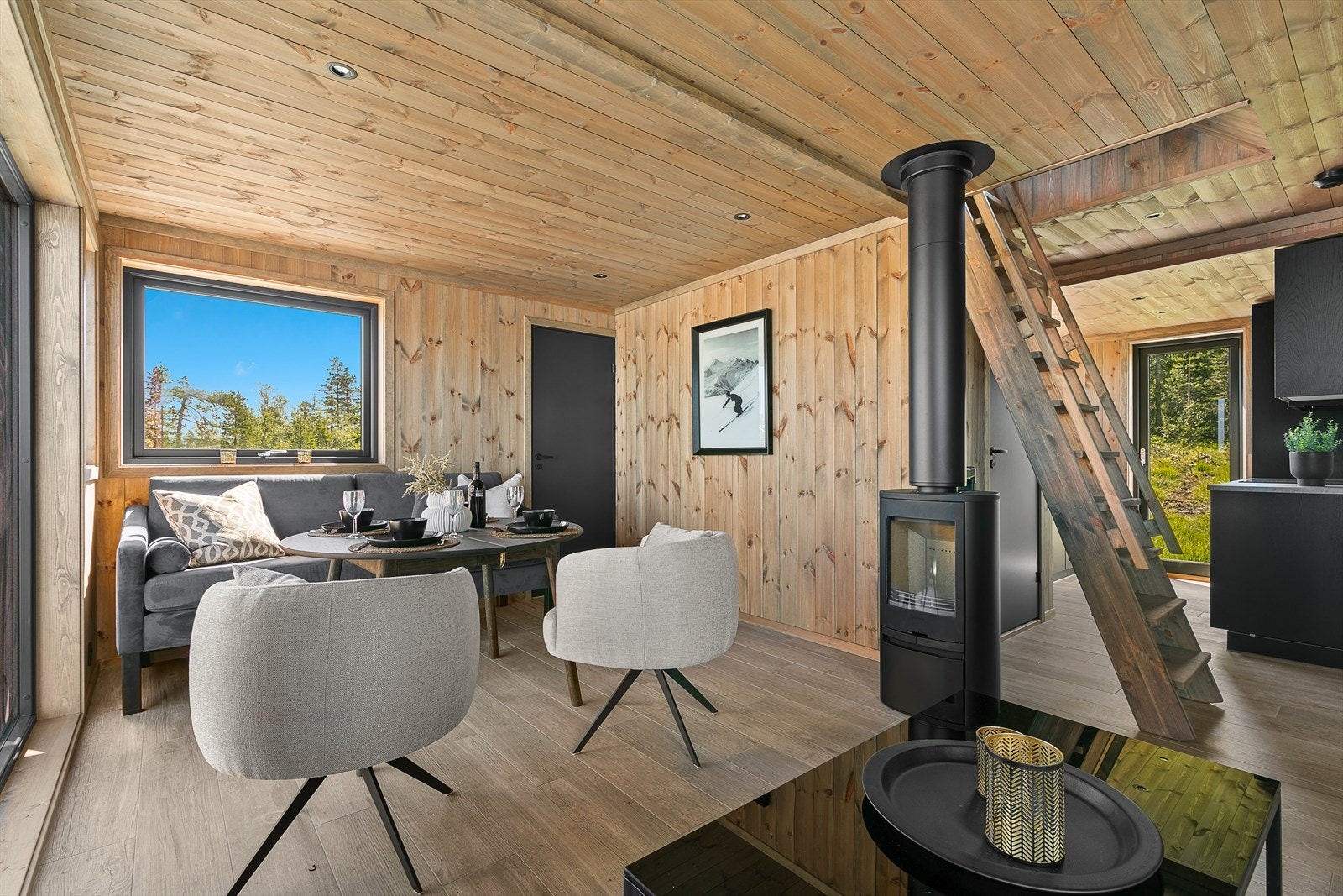 I stuen er det plass til både sittegruppe og spisebord! Bilde fra en ferdigstilt bolig i prosjektet med en annen leveranse. Avvik vil forekomme. Galleribilde