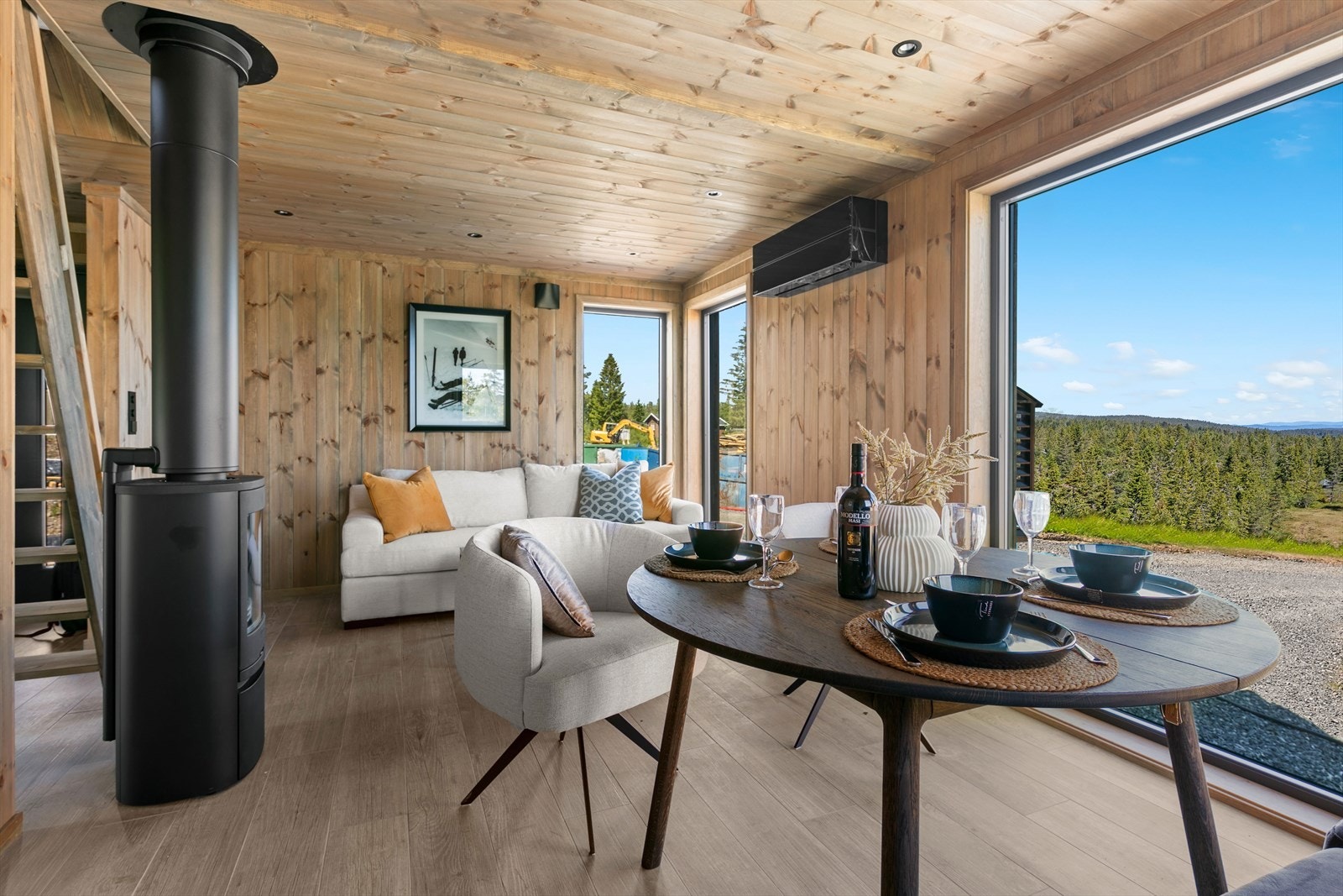 Eksempel på stue. Bilde fra en ferdigstilt bolig i prosjektet med en annen leveranse. Avvik vil forekomme. Det gjøres spesielt oppmerksom om at varmepumpe er tilvalg. Galleribilde