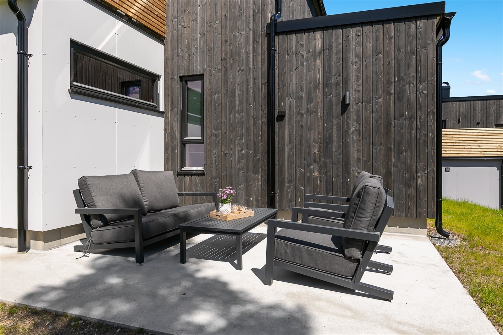 I tillegg får hyttene en koselig markterrasse. Eksempel på terrasse, bilde fra en ferdigstilt bolig i prosjektet. Galleribilde