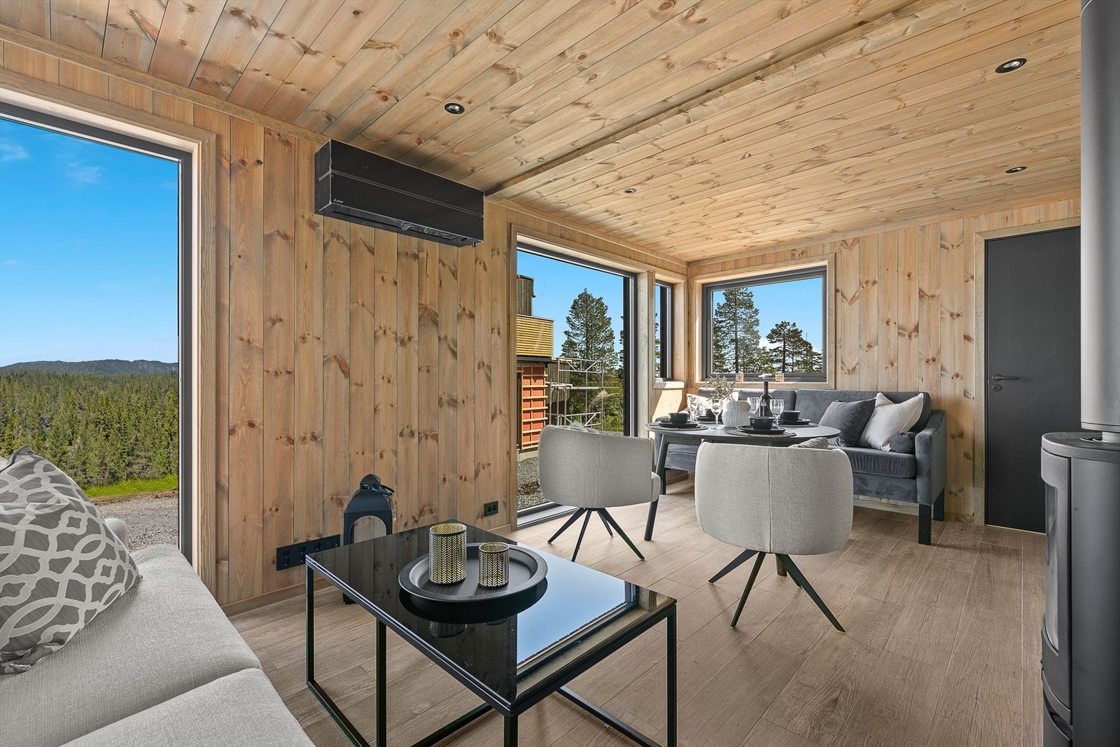 Eksempel på stue. Bilde fra en ferdigstilt bolig i prosjektet med en annen leveranse. Avvik vil forekomme. Det gjøres spesielt oppmerksom om at varmepume er tilvalg. Galleribilde