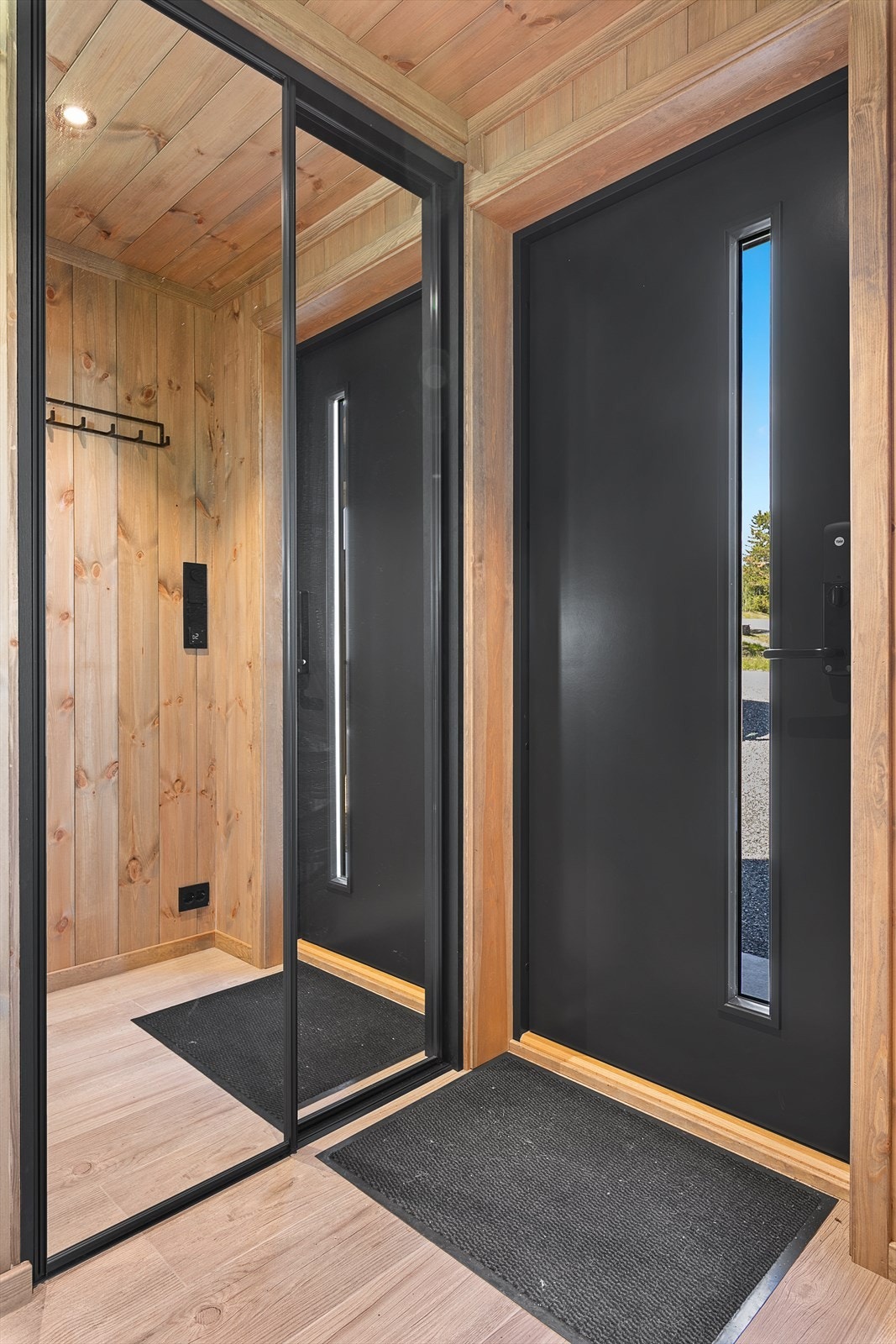 Eksempel på entré/gang med garderobeskap for oppheng av yttertøy. Bilde fra en ferdigstilt bolig i prosjektet med en annen leveranse. Avvik vil forekomme. Galleribilde