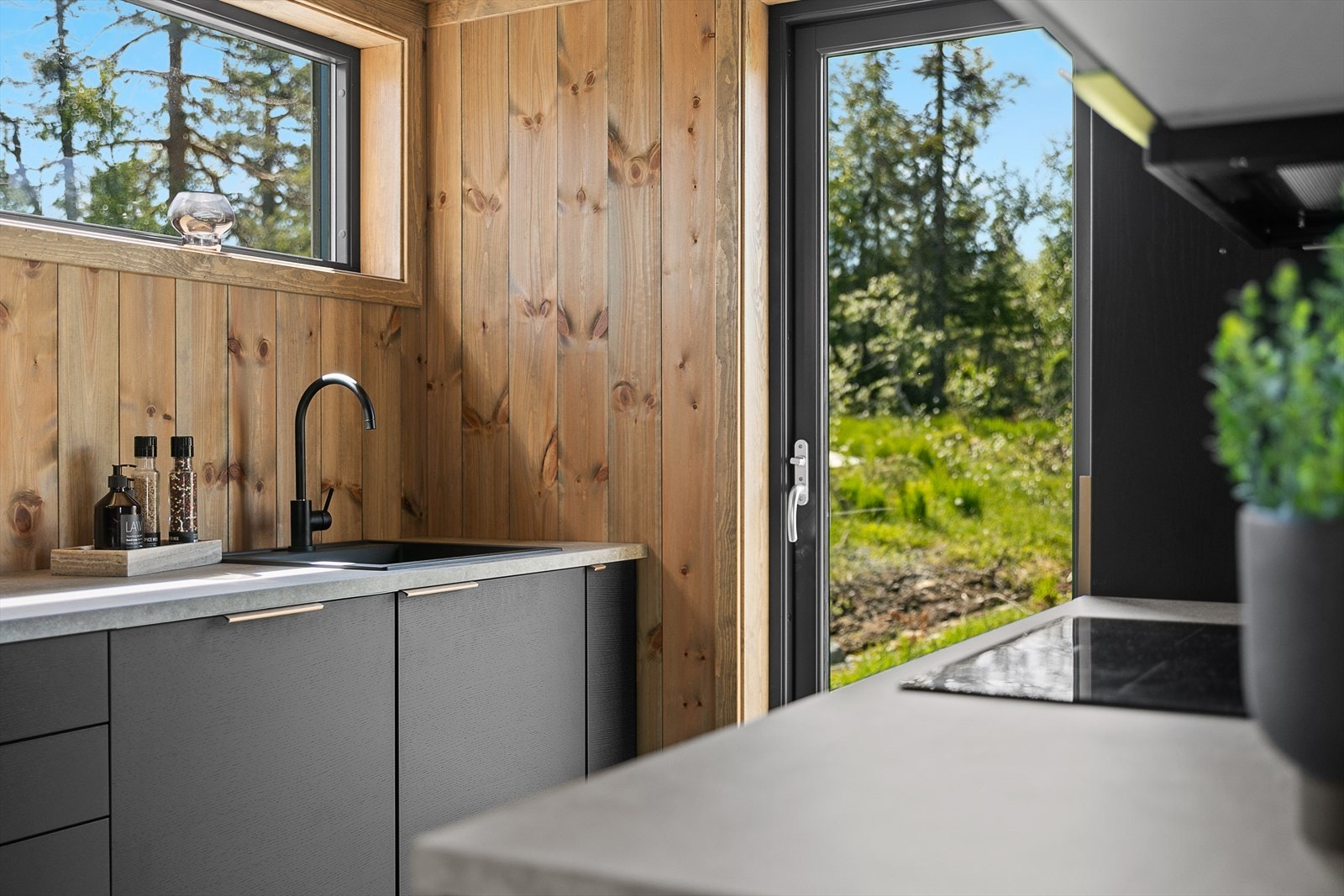 Eksempel på kjøkken. Bilde fra en ferdigstilt bolig i prosjektet med en annen leveranse. Avvik vil forekomme. Galleribilde