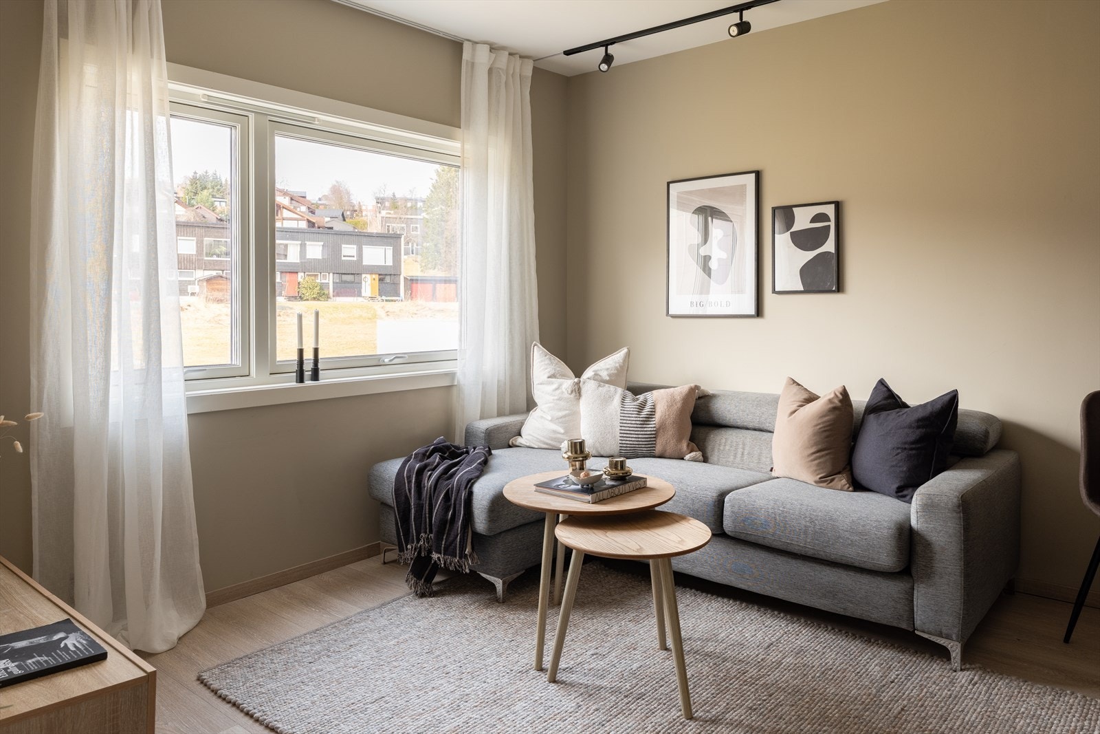 Velkommen til Karolinerveien 1B - en påkostet og tiltalende 2-romsleilighet beliggende på Havstein. Leiligheten holder en gjennomgående moderne standard, og ble betydelig renovert i 2022. Galleribilde