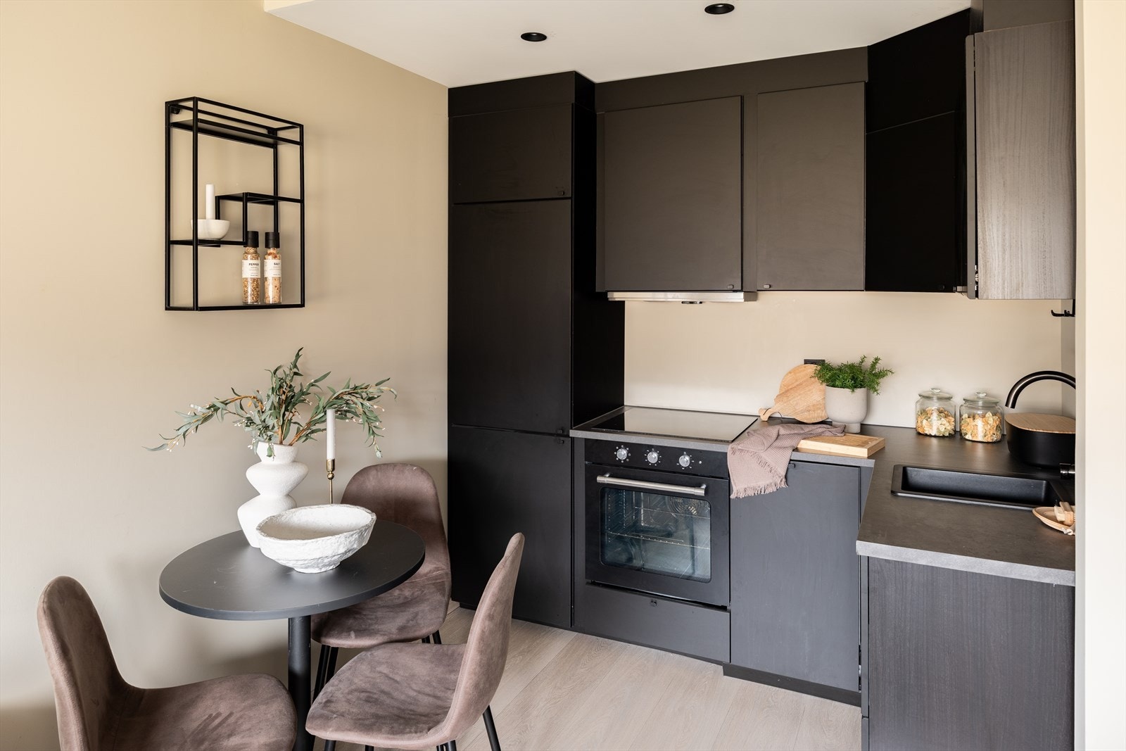 Delikat og tidløst kjøkken i sort matt. Integrerte hvitevarer som kombi frys- og kjøleskap, platetopp, oppvaskmaskin og stekeovn medfølger naturligvis handelen. Galleribilde