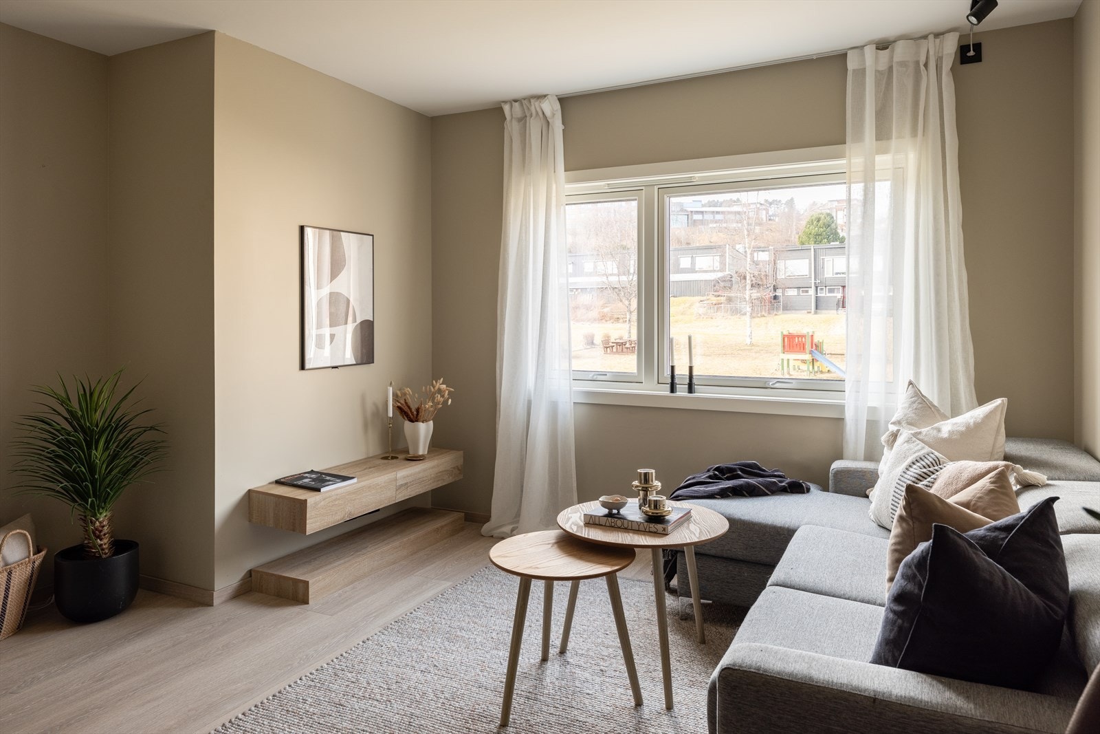 Borettslaget har gjort en rekke gode oppgraderinger de siste årene, blant annet med nye vinduer i 3-lags glass fra 2022. I tillegg er det gjennomført isolering av tak. Galleribilde