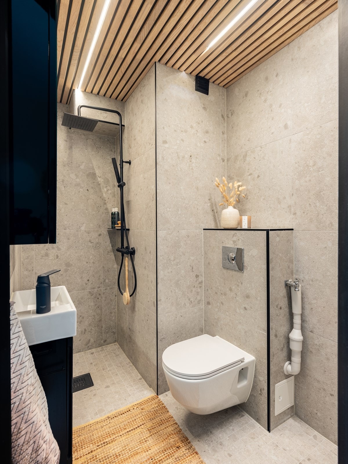 Det er opplegg for vaskemaskin på baderommet. Galleribilde