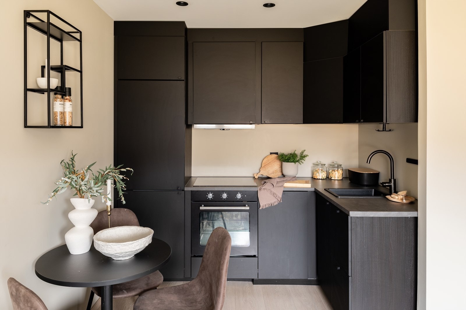 Den åpne stue- og kjøkkenløsningen strekker seg over 17m². Galleribilde