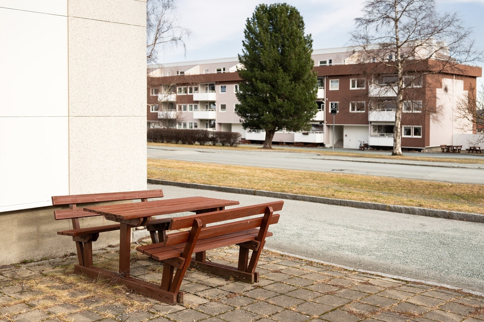 Borettslaget har flere hyggelige uteområder hvor man kan slå seg ned. Fra leiligheten er det kun 3 minutters gange til busstoppet i Johan Falkbergets vei, her går linje 3, 23, 52, 53, 101 og 105. Det er med andre ord gode bussforbindelser. Galleribilde