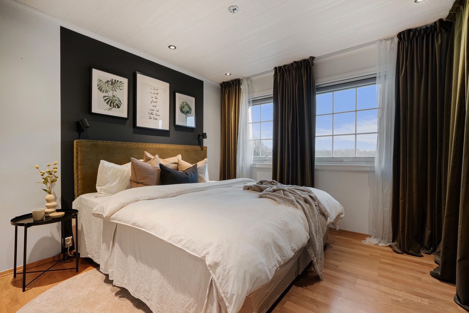 Master bedroom med god plass til dobbeltseng. Galleribilde