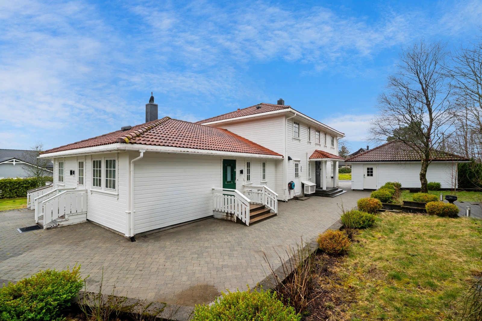 Tilhørende boligen har man godkjent utleieleilighet. Innvendige bilder av utleieleil. kan fås ved henvendelse til megler. Galleribilde