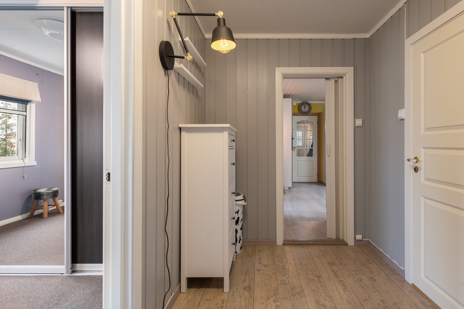 Gang mellom soverommene og badet i første etasje. Galleribilde