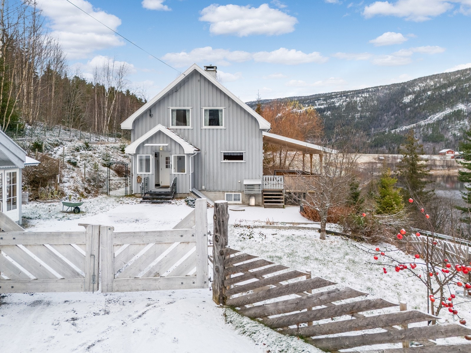 Fantastiks uteområde med masse beplantning og frukttrær. Galleribilde