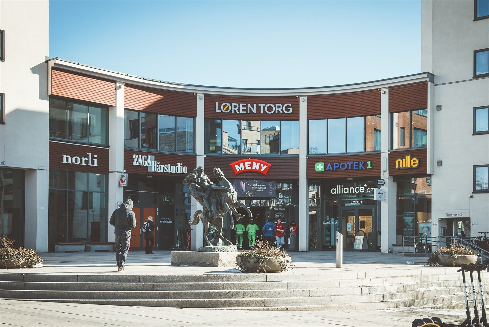 Rett over gaten finner du Løren Torg, som har "alt" du trenger i det daglige og litt mer. Galleribilde