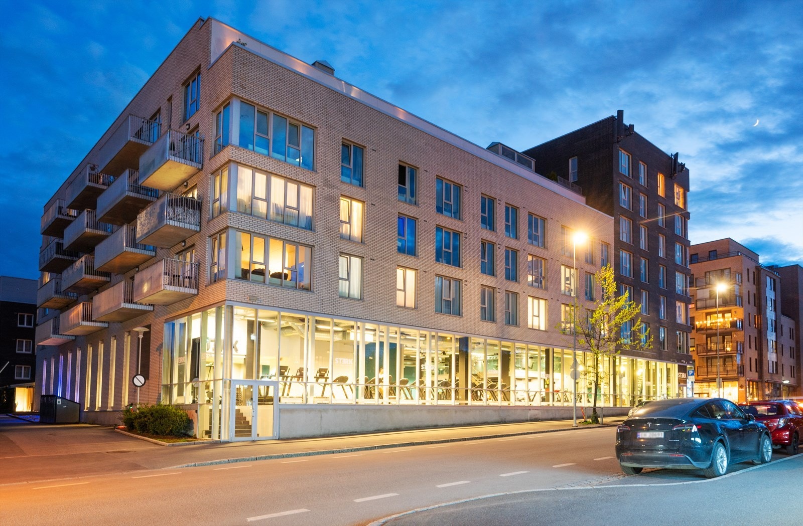 I byggets første etasje ligger treningsstudioet STERK og den populære restauranten Tiffanys. Galleribilde