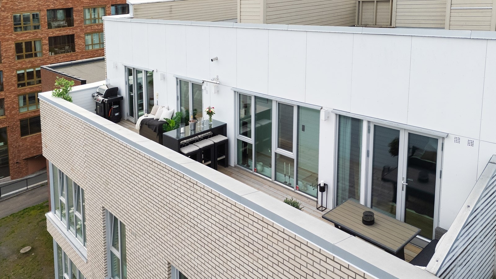 Leiligheten får rikelig med lysinslipp fra alle de store vindusflatene. Galleribilde