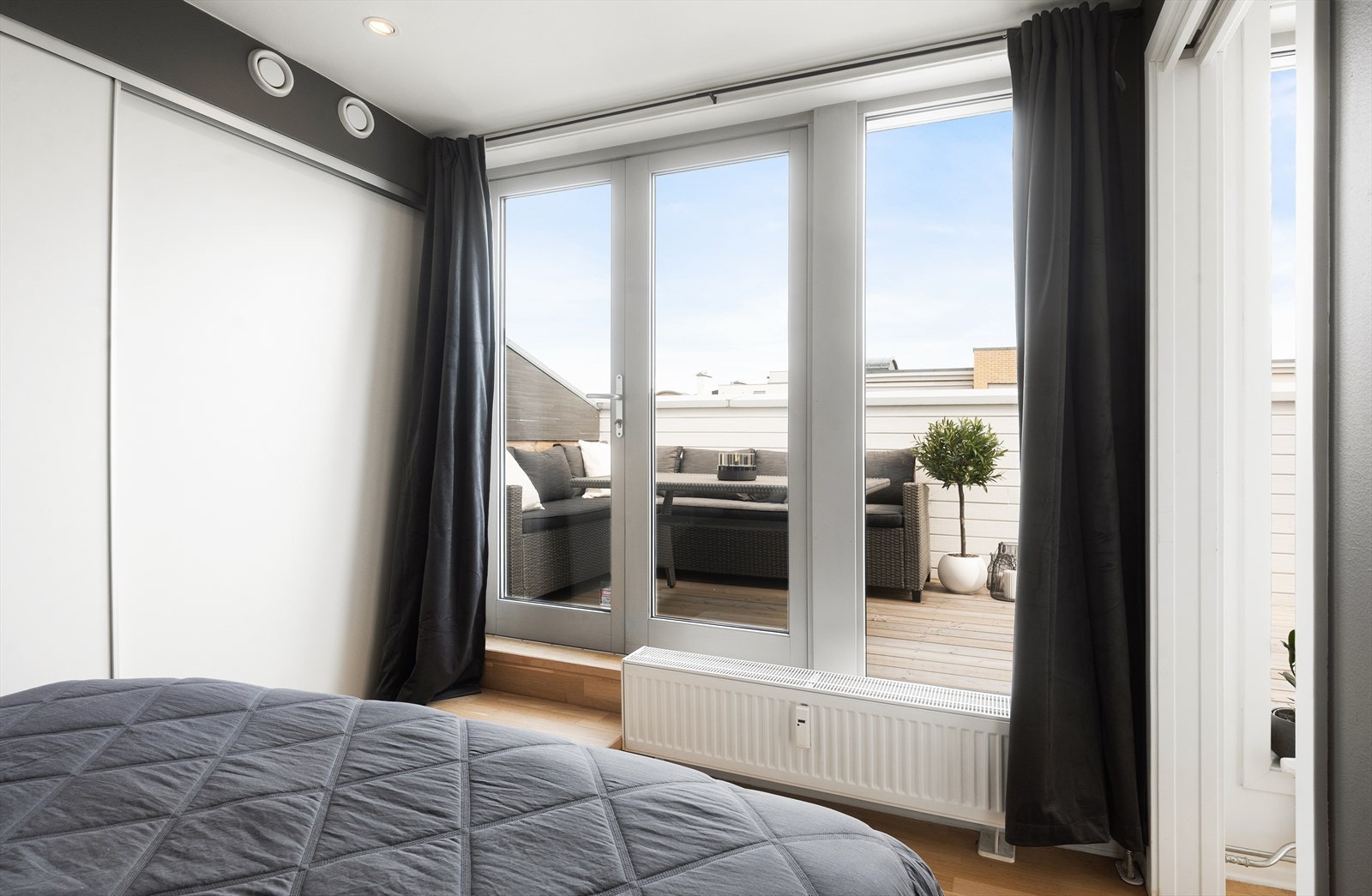 Fra soverommet har man tilgang til terrassen fra leilighetens tredje utgang. Galleribilde